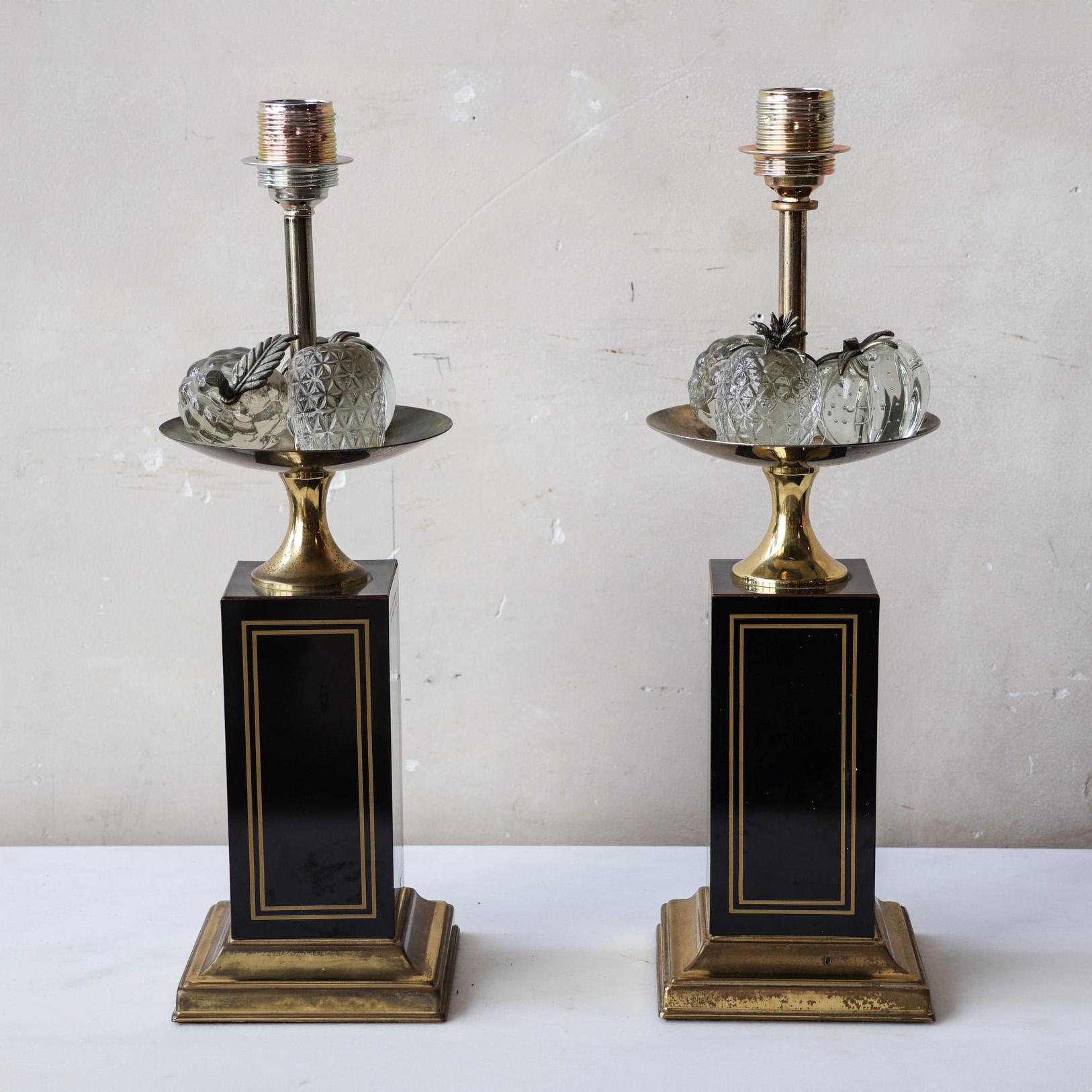 Ensemble de 2 lampes de table ou lampes de bureau de la Maison Le Dauphin, modèle Frugère, fin des années 1960 début des années 1970. Souvent attribuées à la Maison Charles, ces lampes de style Hollywood Regency ont une base rectangulaire noire qui
