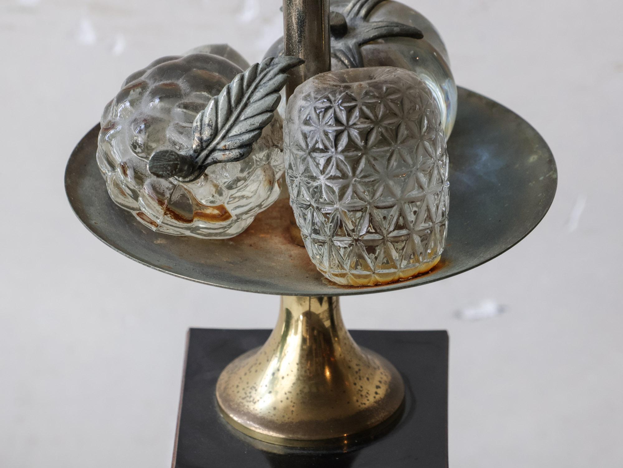 Laiton Ensemble de 2 lampes de table ou de bureau Le Dauphin Fruit en vente