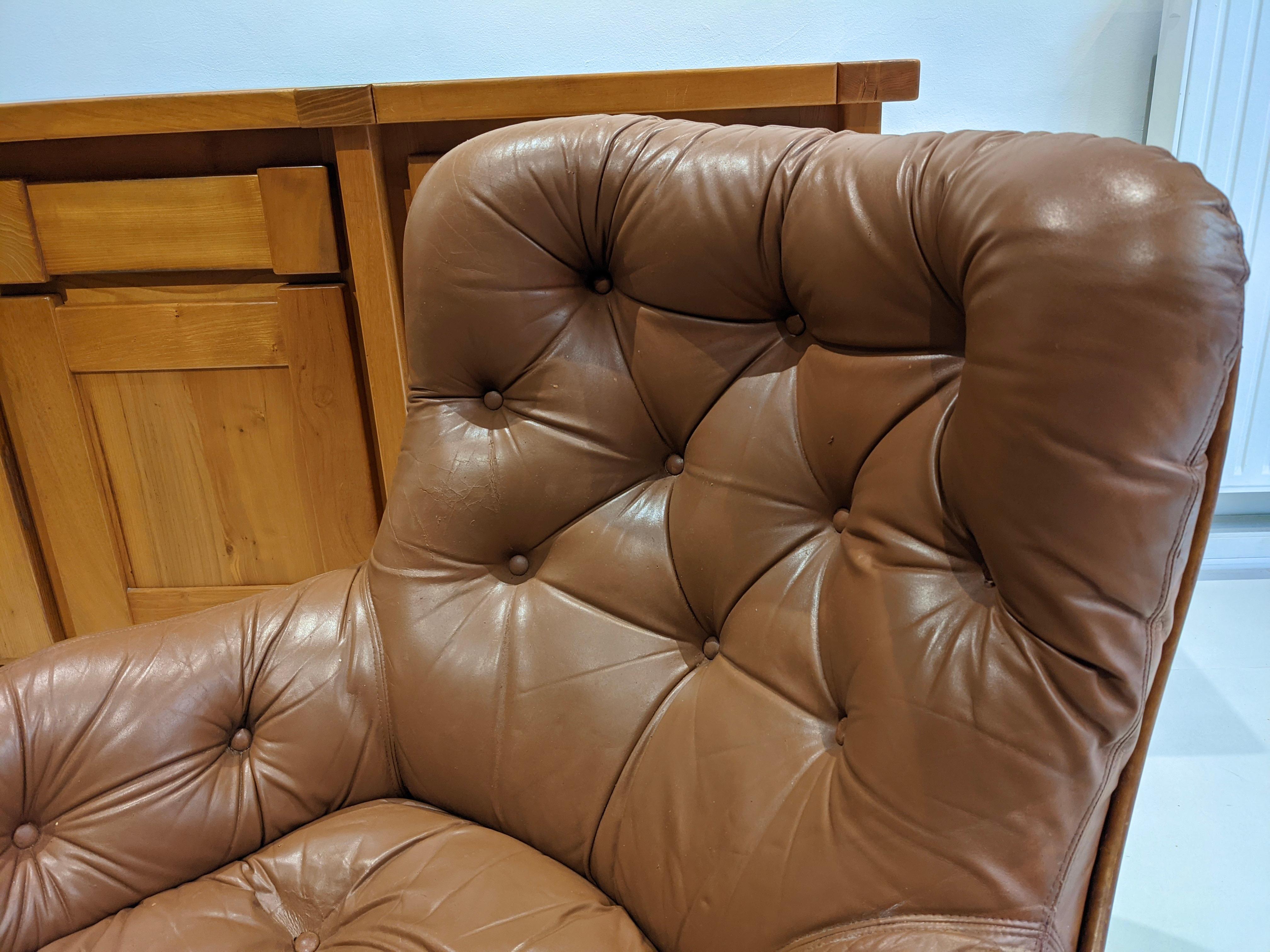 Français Ensemble de 2 fauteuils en cuir de Michel Cadestin
