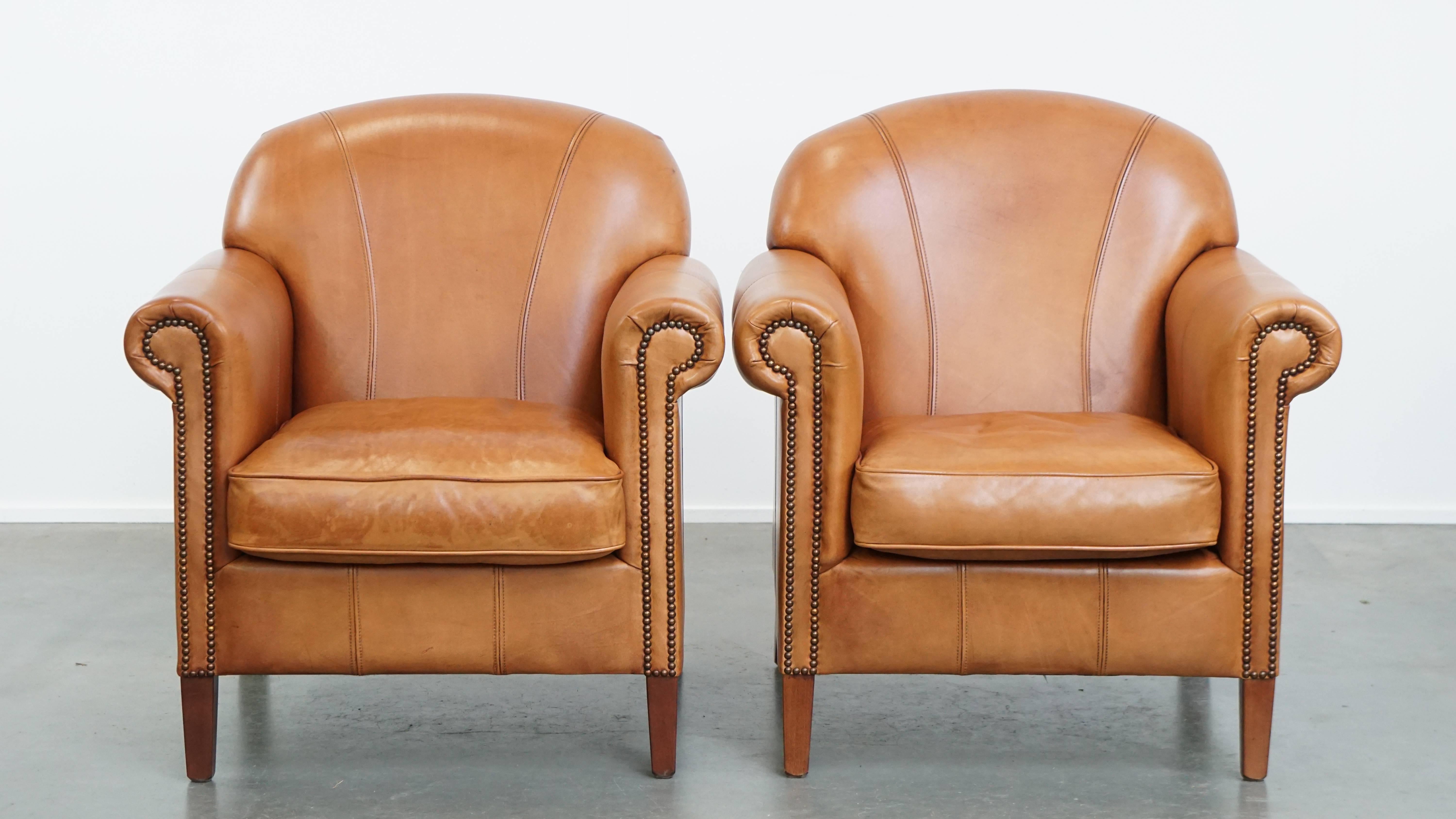 In offerta c'è questo bellissimo e comodo set di 2 poltrone in pelle color cognac con pouf abbinato. Questo splendido set è realizzato in pelle bovina di alta qualità e presenta dettagli raffinati con borchie e cuciture decorative.

Le poltrone sono