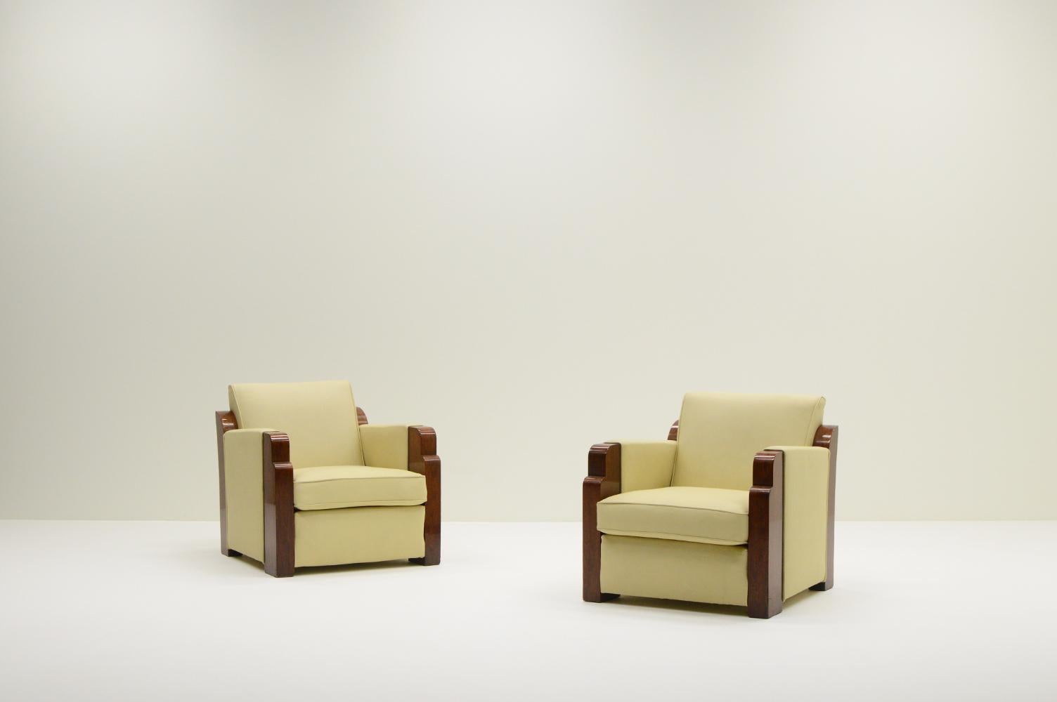 Set di 2 sedie da club Art Deco in pelle, Francia anni '30. Struttura in palissandro e rivestimento in pelle bianca crema. Le sedie sono state restaurate/rivestite a un certo punto. Set confortevole e di alta qualità. Sedie d'epoca originali. In