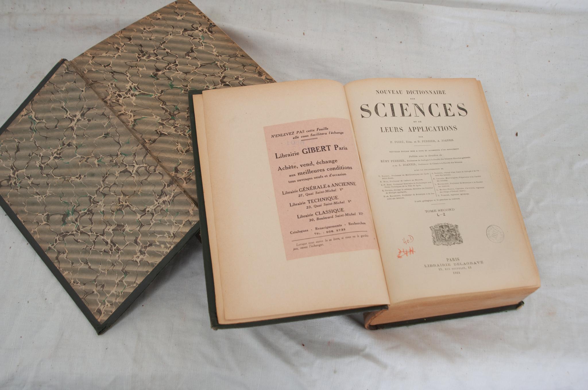 Set von 2 in Leder gefassten französischen wissenschaftlichen Dictionaries (Französisch) im Angebot