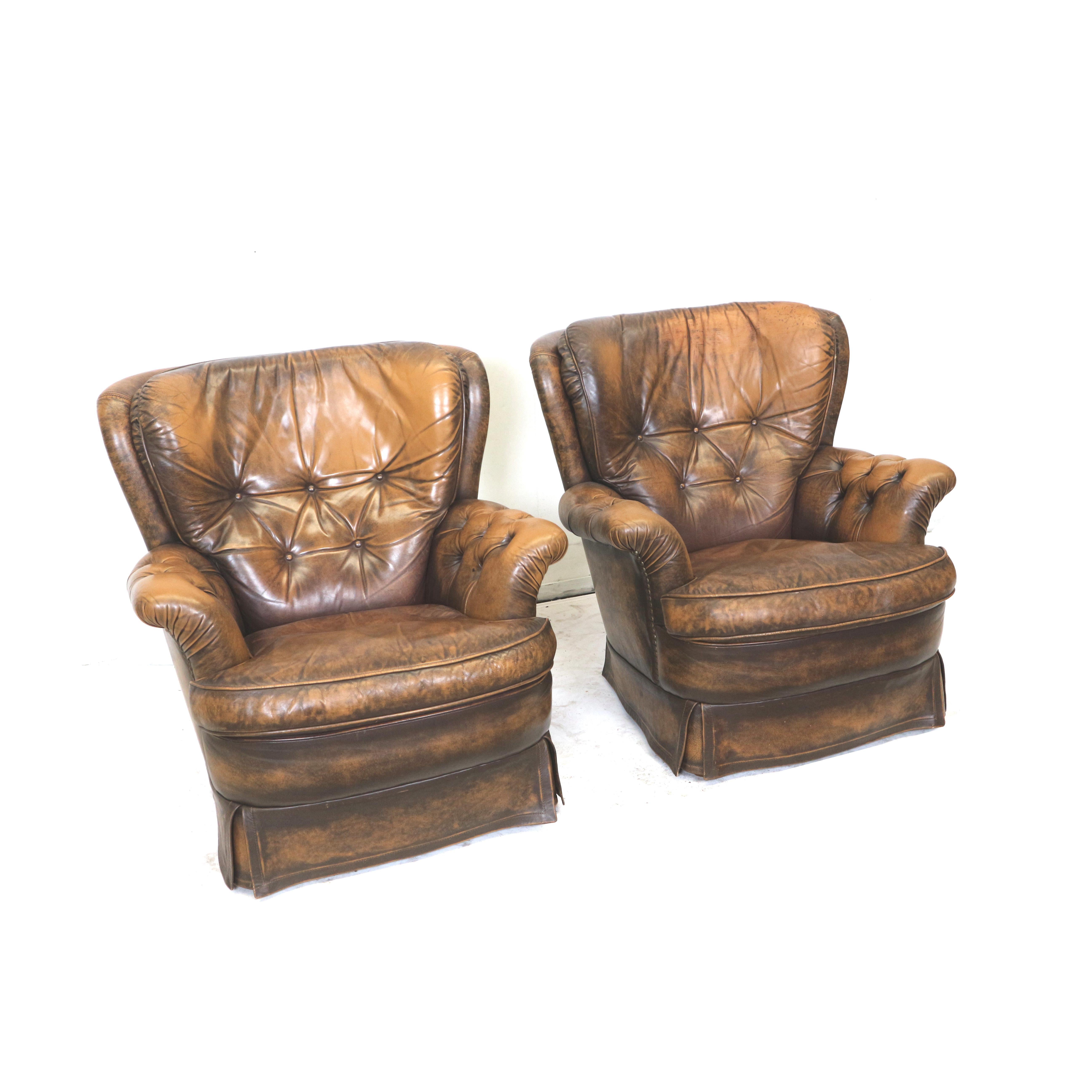 Ensemble de 2 fauteuils Chesterfield en cuir des années 1970.

Dimensions :
Hauteur du dossier : 86 cm
Hauteur des accoudoirs : 56 cm
Profondeur : 83 cm
Largeur : 84 cm

Le cuir présente des traces d'utilisation. Voir les photos. Le prix est pour