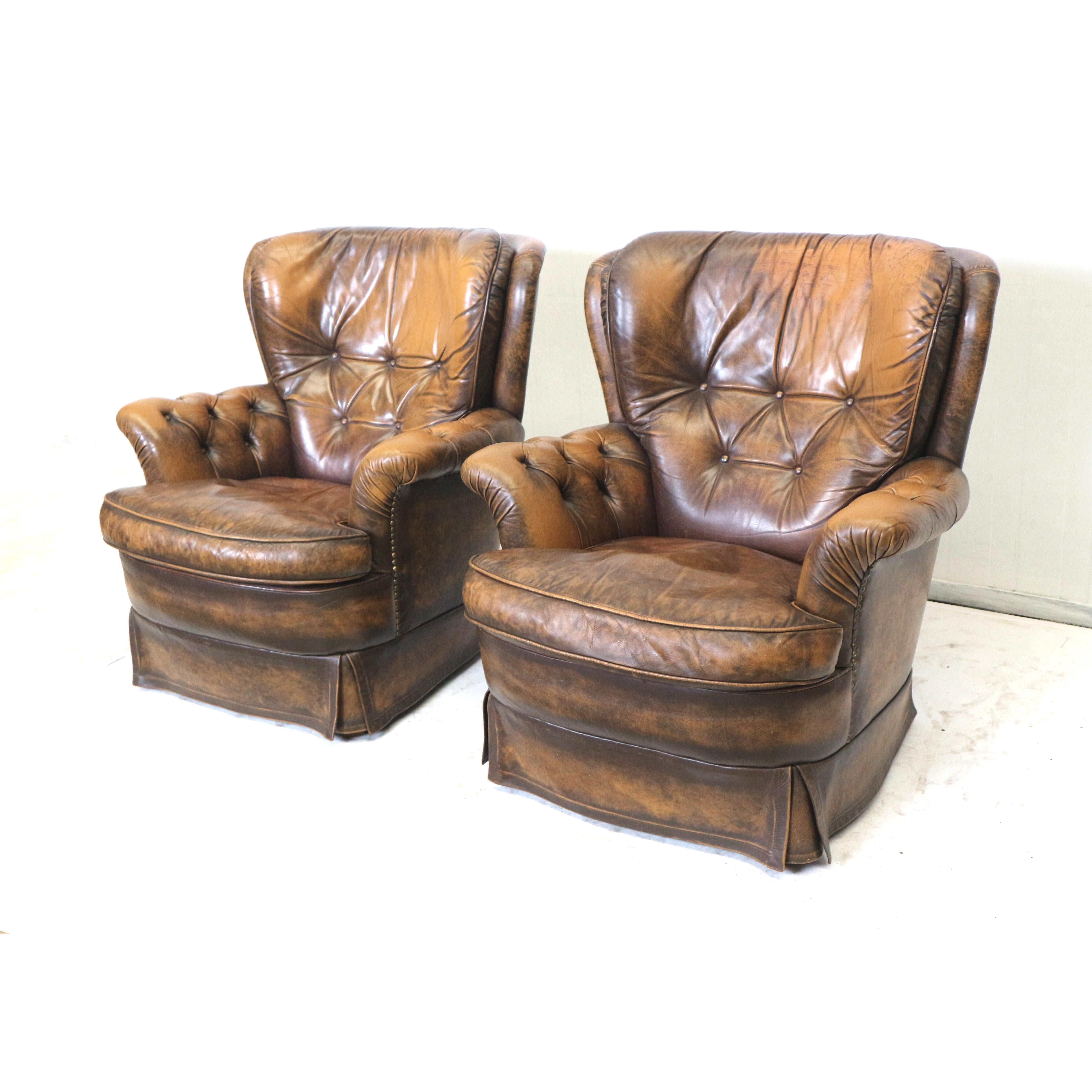 Mid-Century Modern Ensemble de 2 fauteuils Chesterfield en cuir des années 1970 en vente
