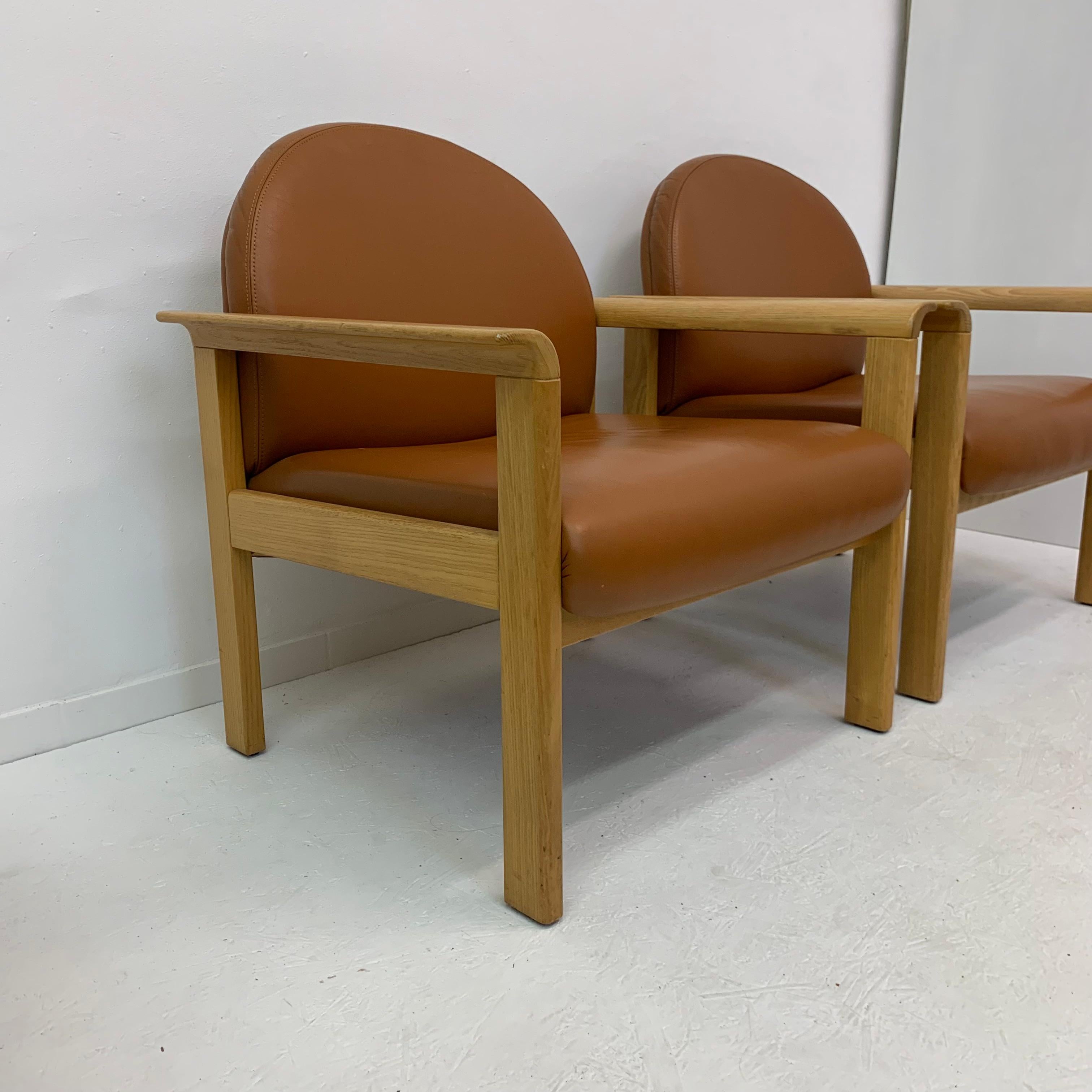 Ensemble de 2 chaises longues en cuir, années 1970.
