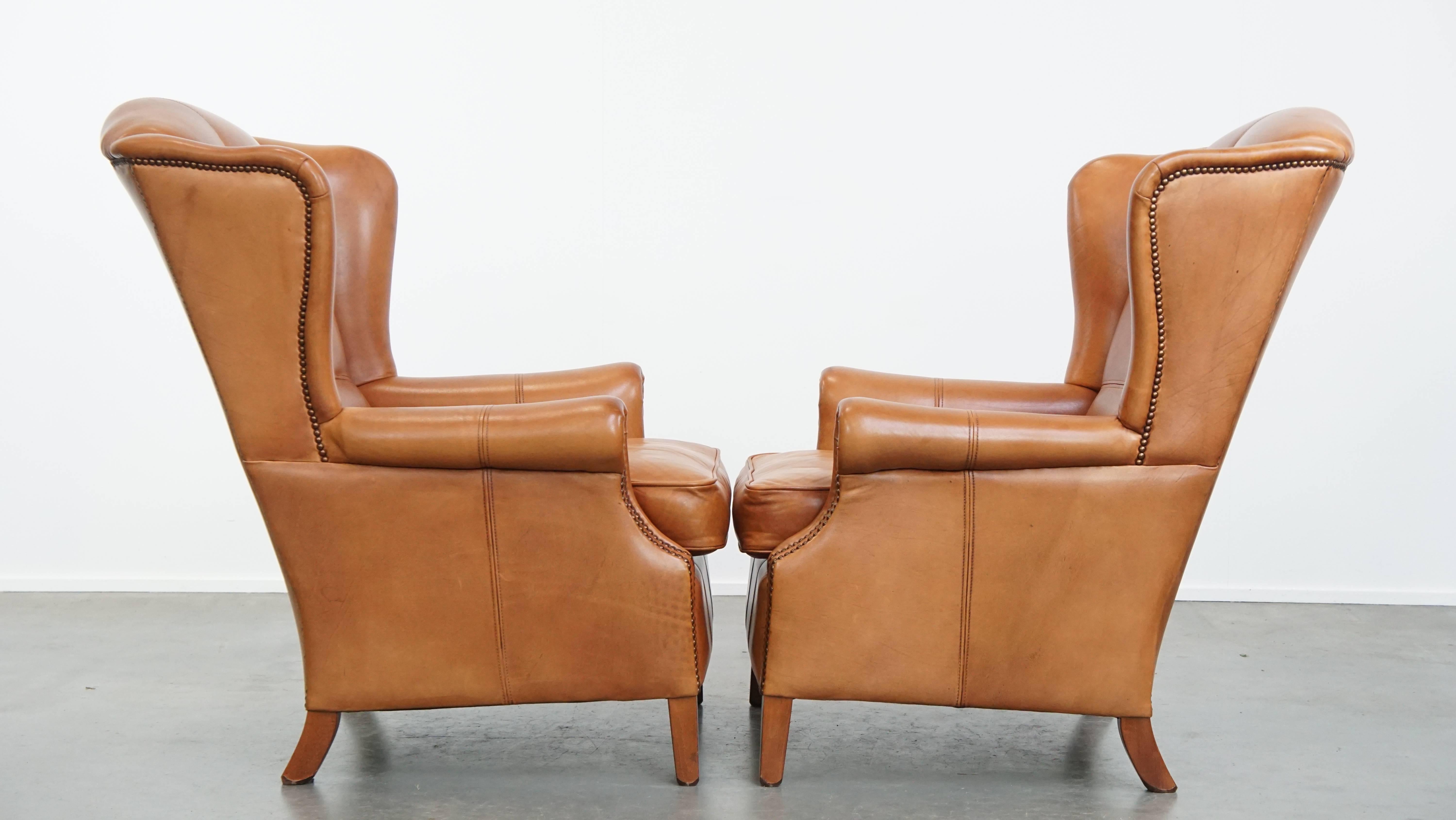 Ecco un classico e unico set di 2 poltrone a spalla in pelle, splendidamente rifinito con borchie e cuciture decorative. Grazie al loro design elegante e senza tempo, queste poltrone possono essere facilmente inserite in quasi tutti gli interni.

Le
