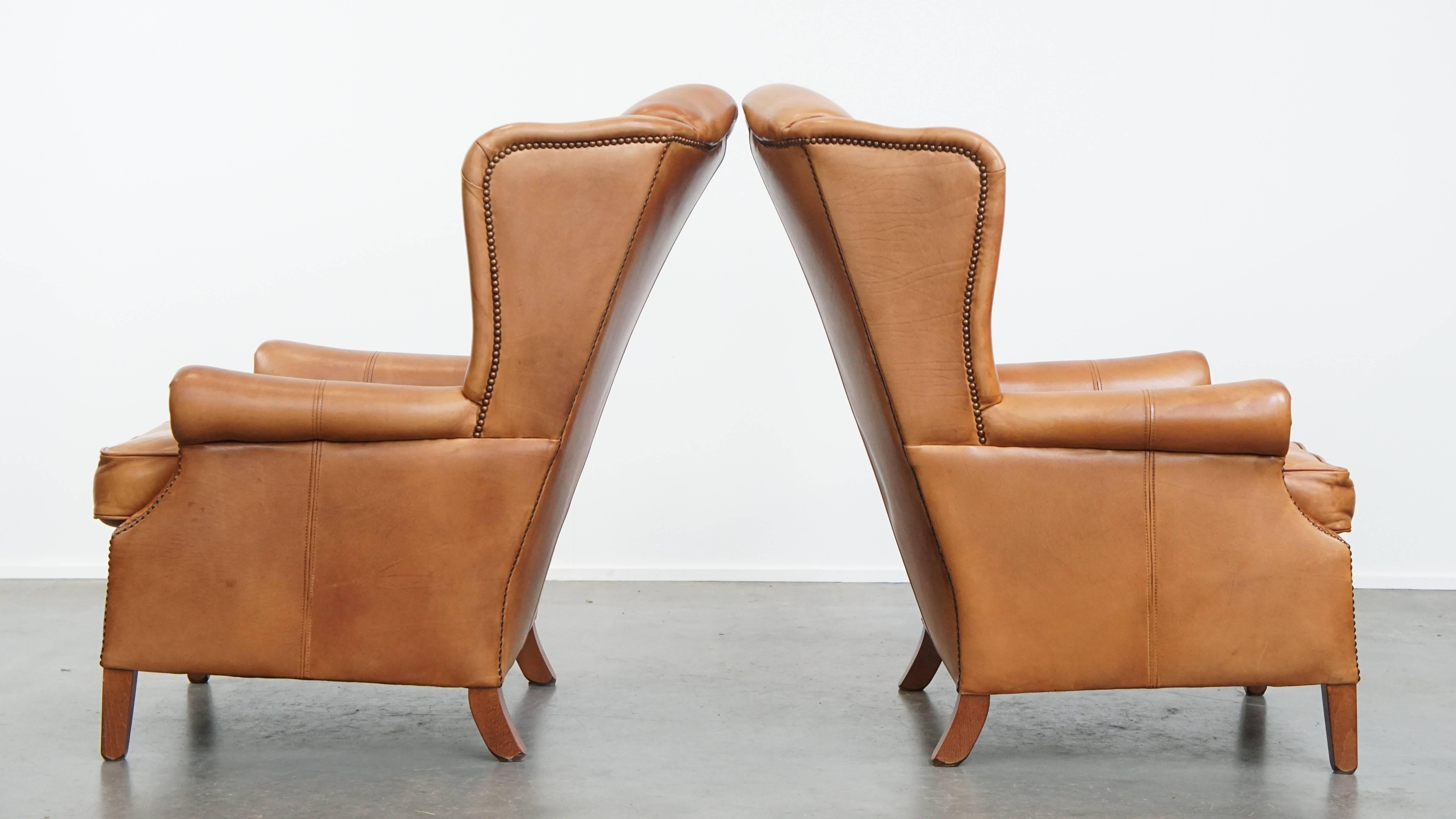 Fatto a mano Set di 2 sedie wingback in pelle in vendita