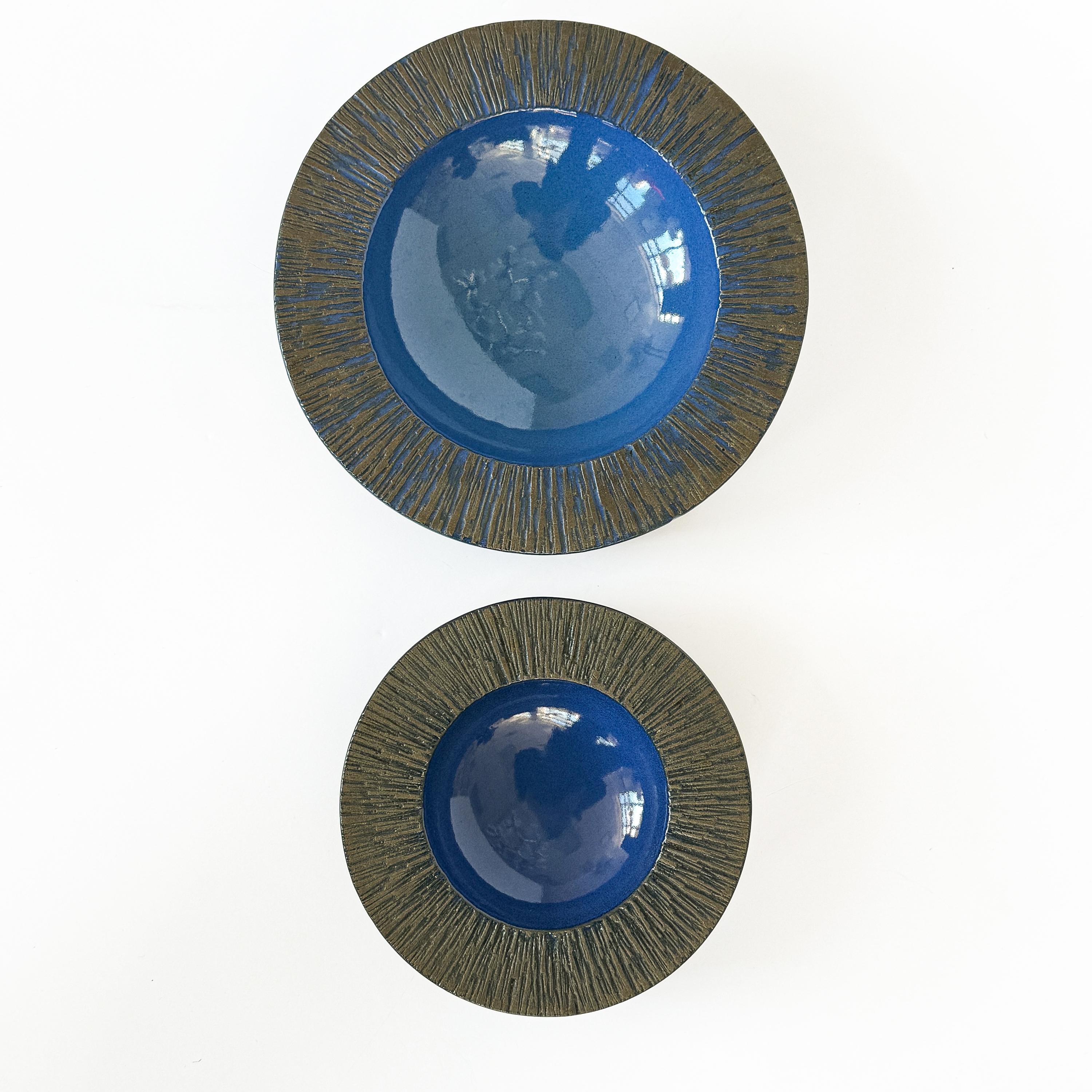 Set von 2 Lee Rosen Cerulean Blaue niedrigen Schalen aus Keramik für Design Technics (Moderne der Mitte des Jahrhunderts) im Angebot