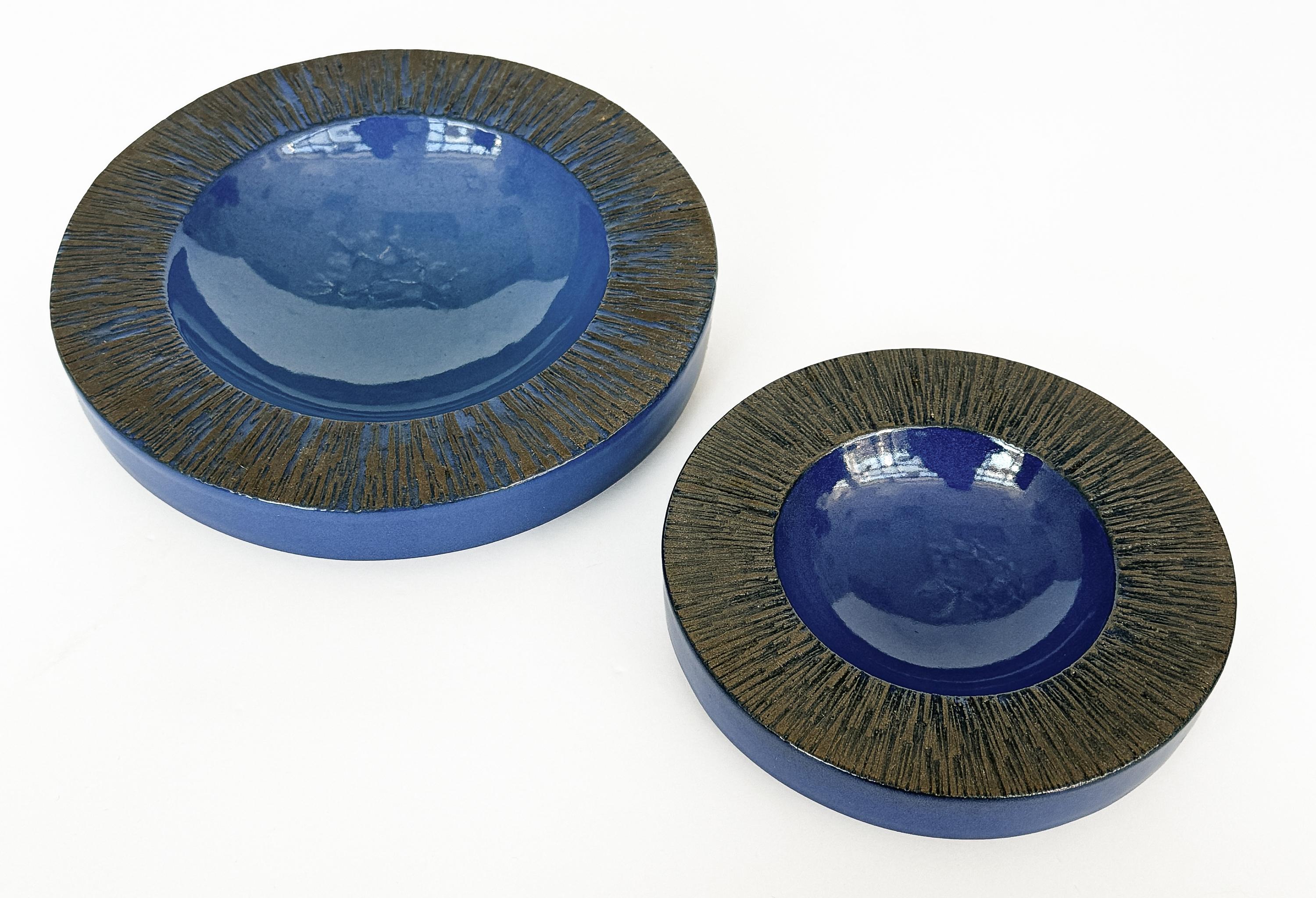 Américain Ensemble de 2 bols bas en céramique bleue céruléenne de Lee Rosen pour Design Technics en vente