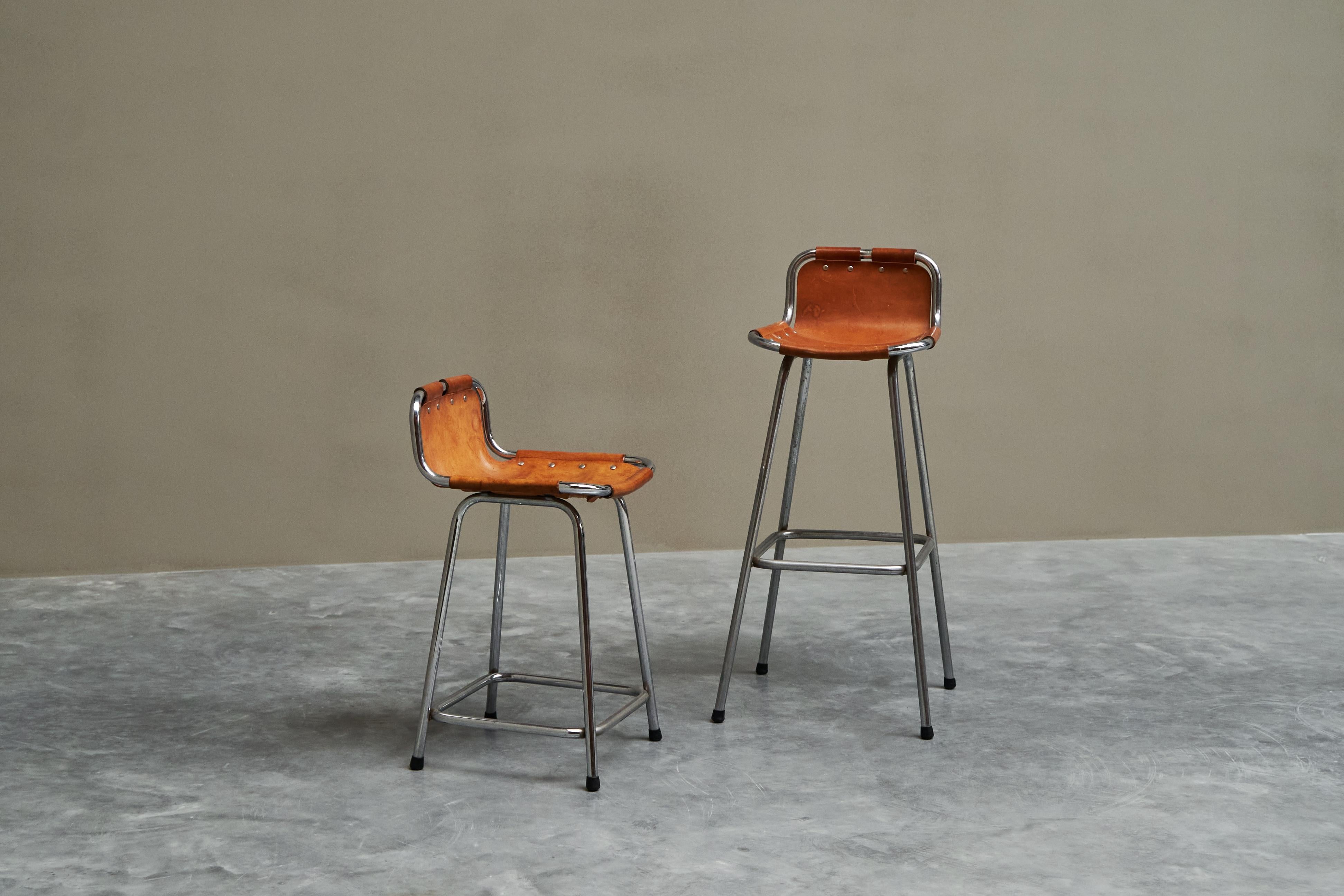 Set di 2 sgabelli 'Les Arcs' scelti da Charlotte Perriand in pelle patinata e metallo cromato 1960s

Questo è un insolito set di sgabelli 