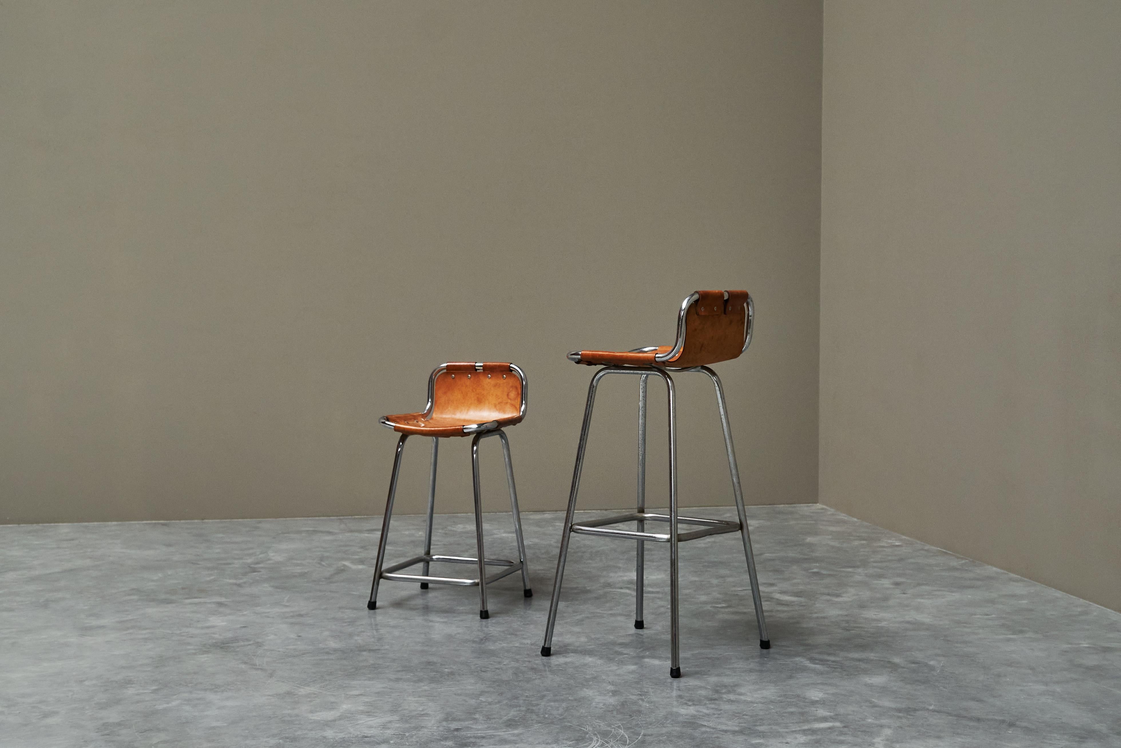 Mid-Century moderno Set di 2 sgabelli 'Les Arcs' scelti da Charlotte Perriand in pelle patinata in vendita