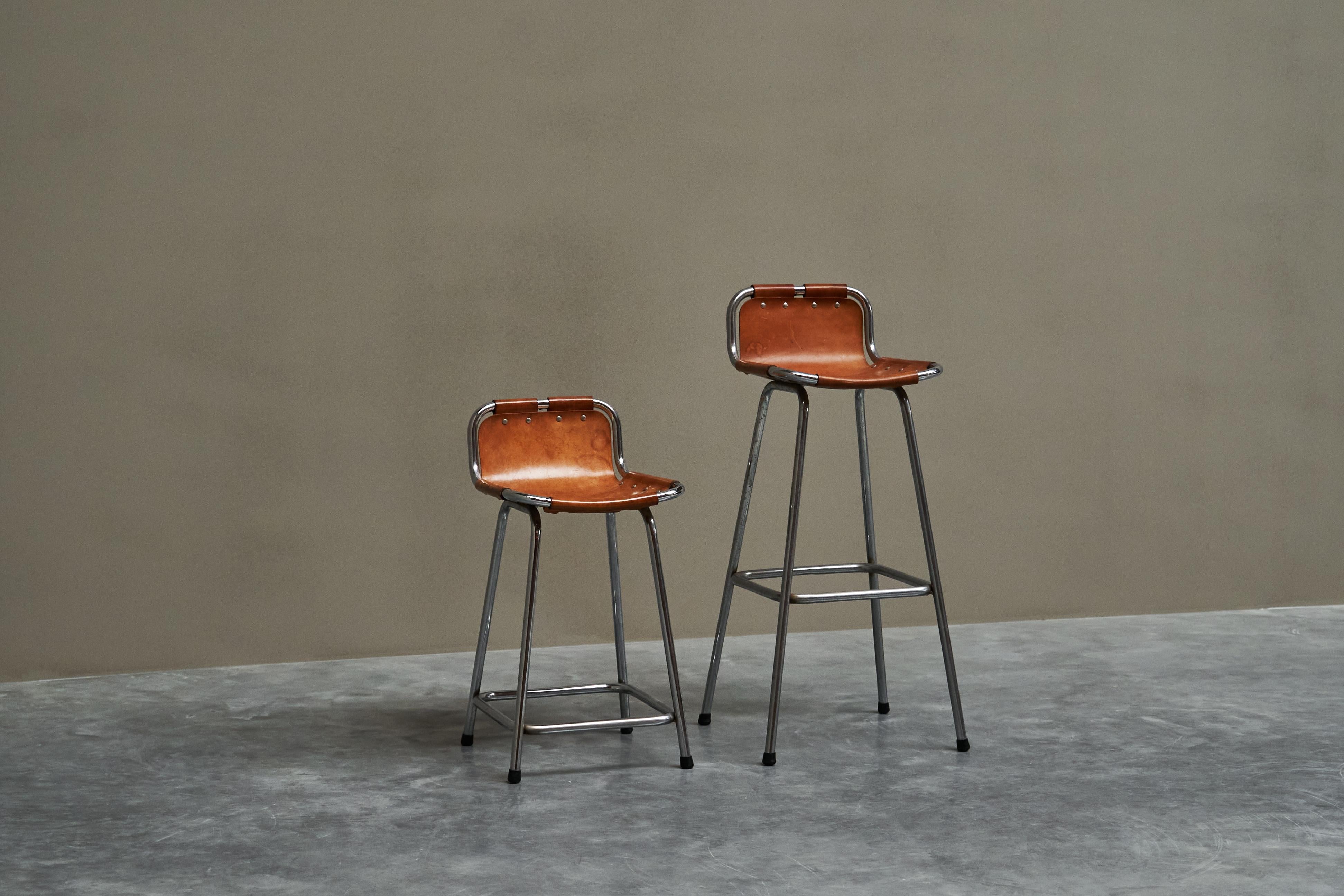 Fatto a mano Set di 2 sgabelli 'Les Arcs' scelti da Charlotte Perriand in pelle patinata in vendita