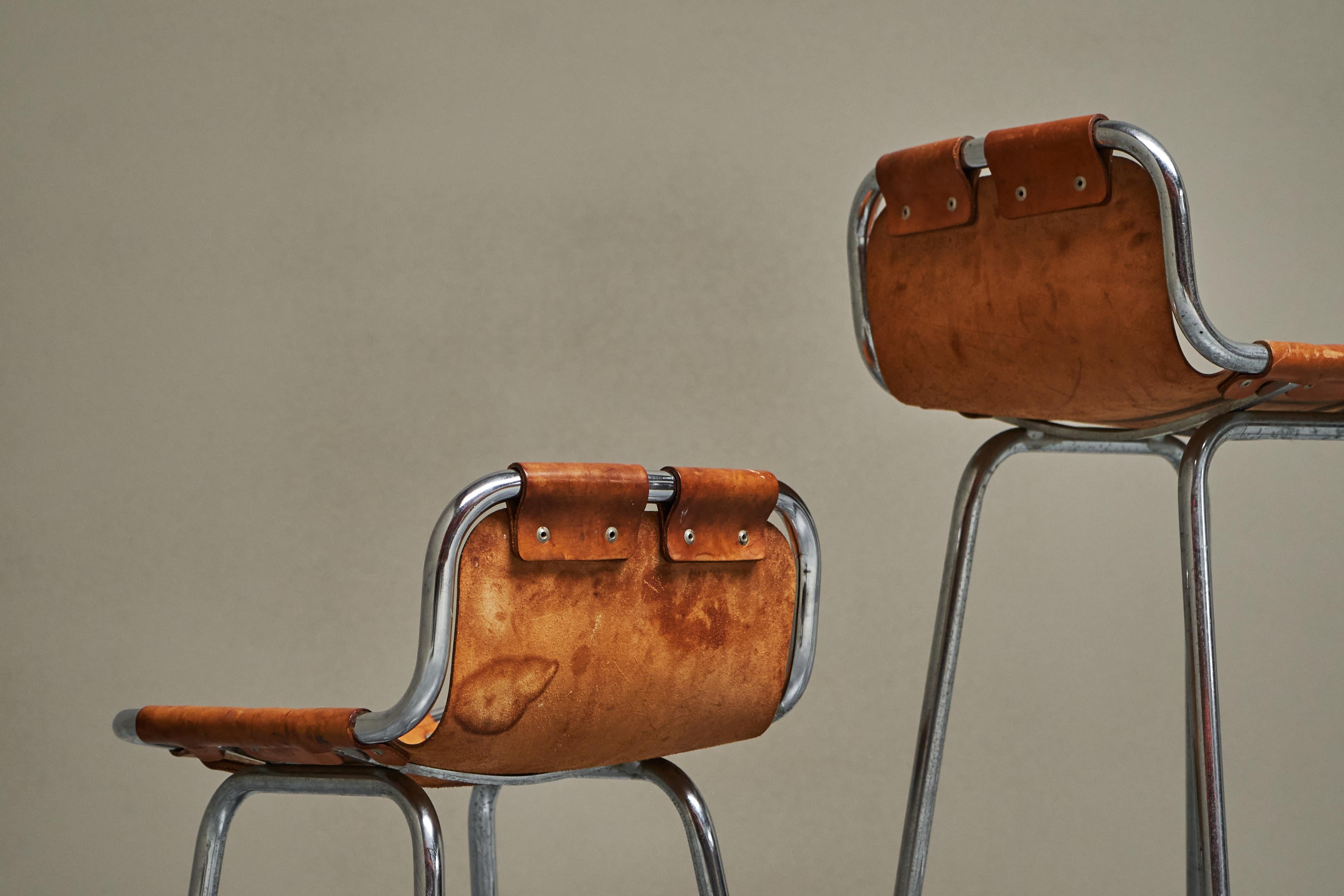 Metallo Set di 2 sgabelli 'Les Arcs' scelti da Charlotte Perriand in pelle patinata in vendita