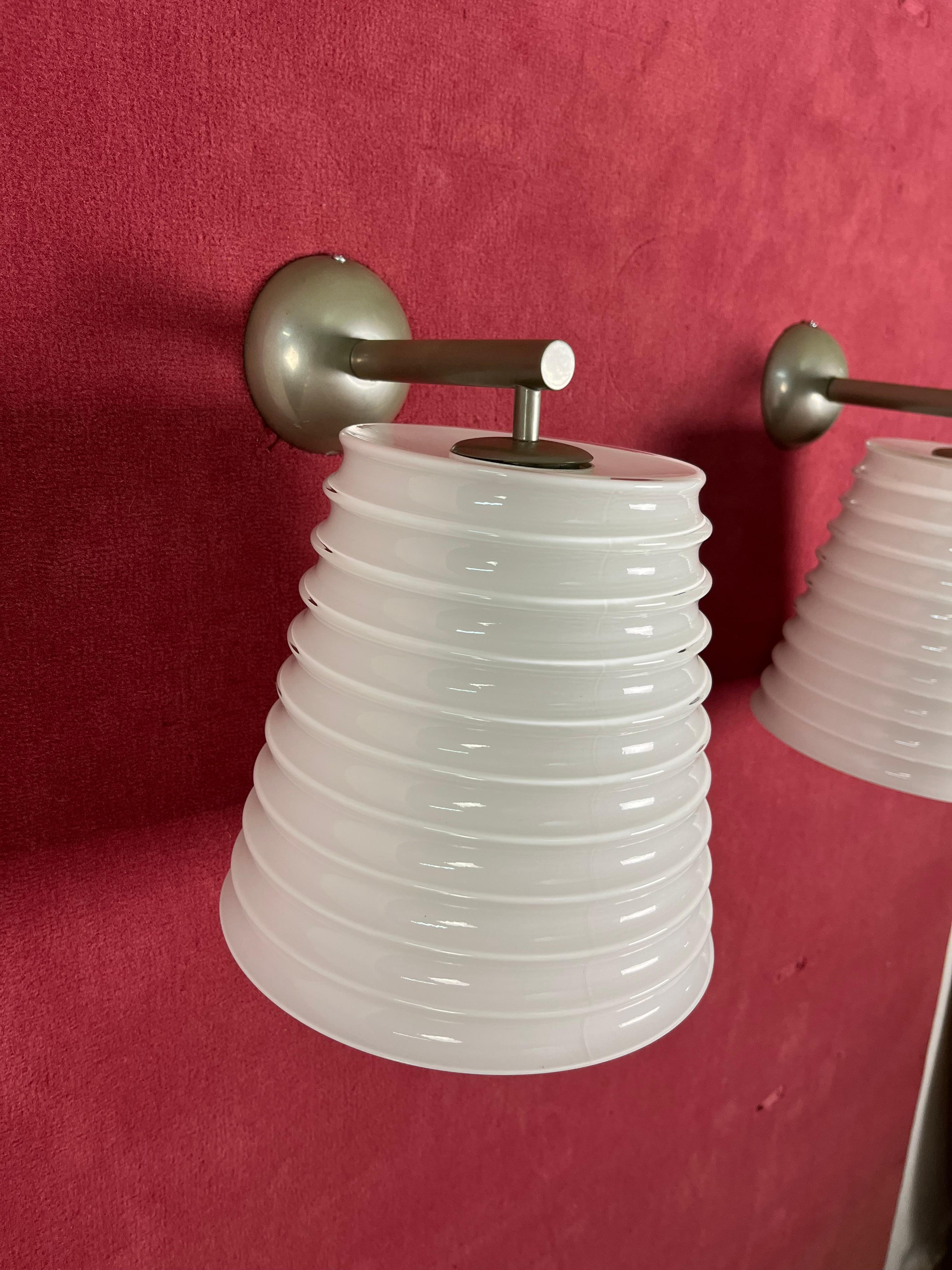 2 Leucos Wandlampen aus milchig-weißem Murano-Glas, 1980er Jahre
Guter Zustand.
Metallrahmen mit Punzierung 