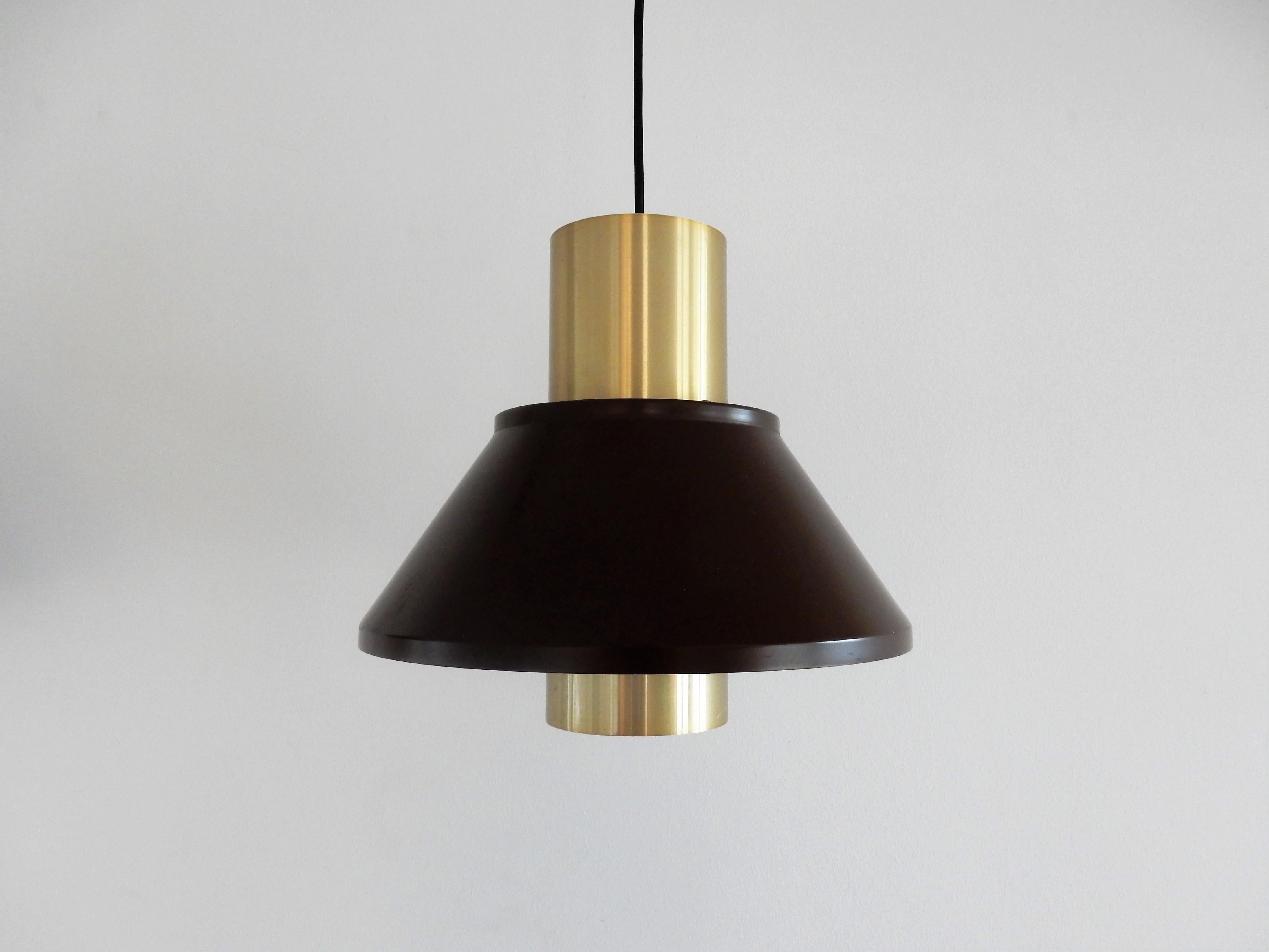 The 'Life' pendant lamp is a beautiful medium sized pendant lamp that gives a direct light and also warm illumination of the room. It has an aluminium shade with a gold and brown colored coating. The inside of the lamp is white. This set of 2 is in