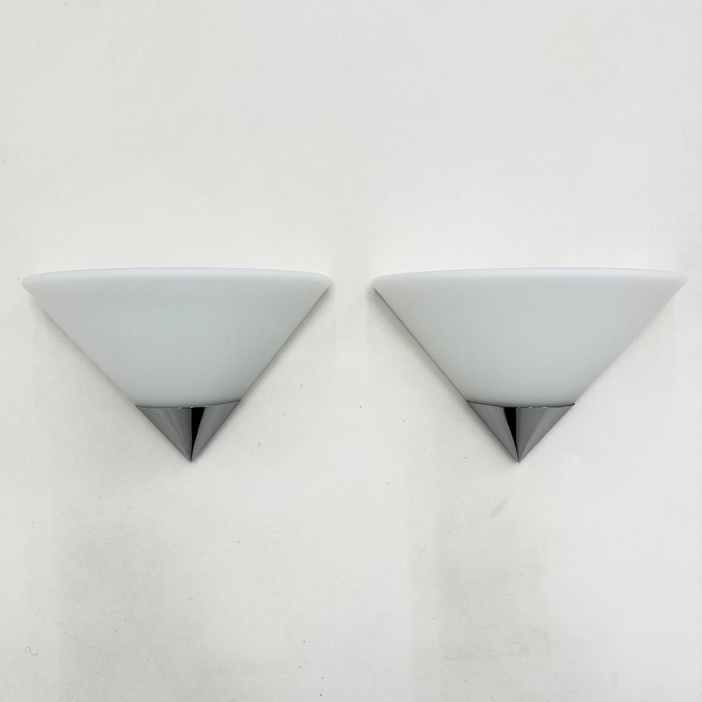 Abmessungen: 15,5cm Tiefe, 29cm Breite, 19cm Höhe
Zustand: Gut
MATERIAL: Glas, Metall