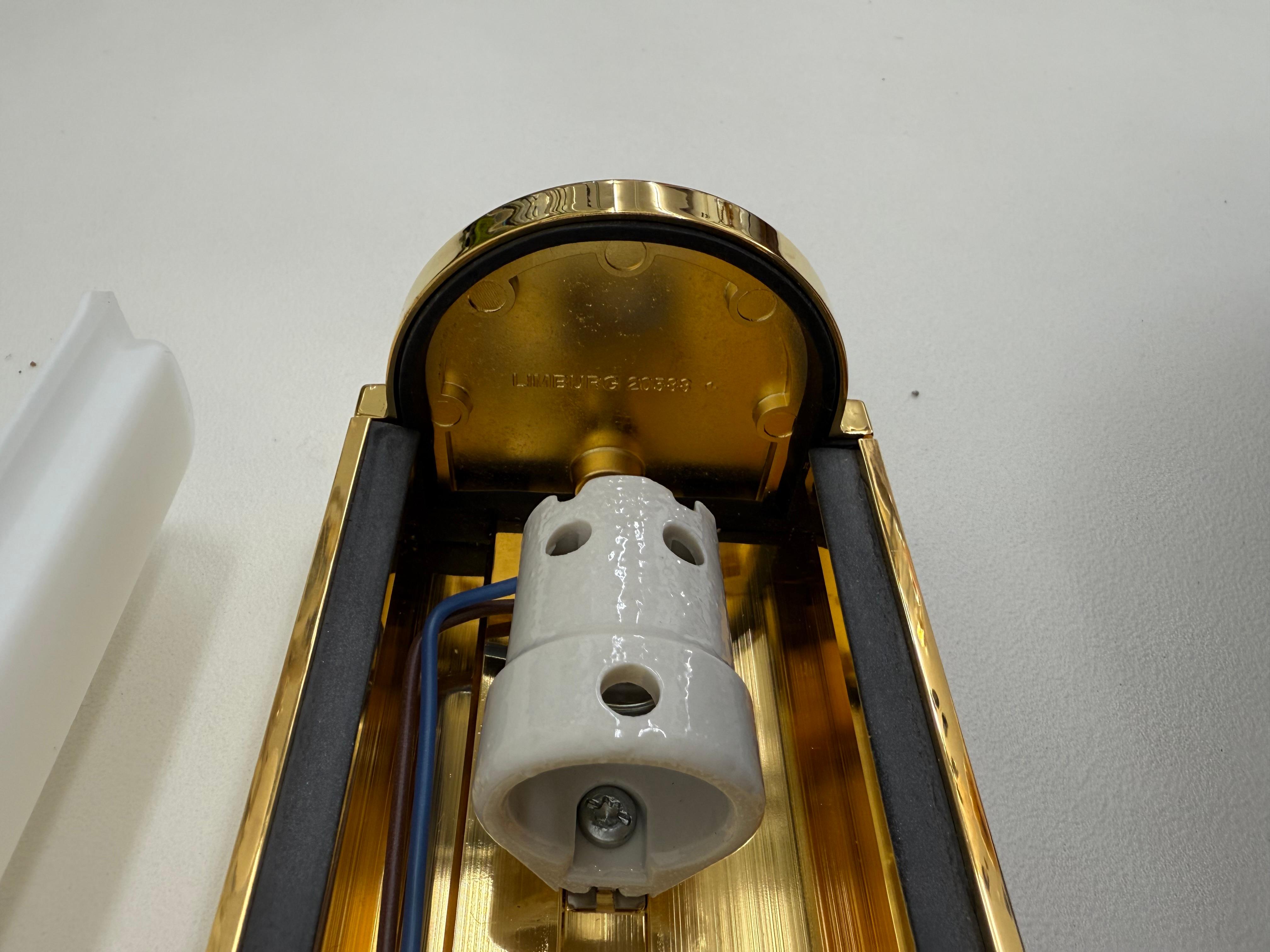 2er Set Limburg Glashütte Wandlampen Wandleuchter , 1970er Jahre Opalglas mit Messing im Zustand „Gut“ im Angebot in Delft, NL