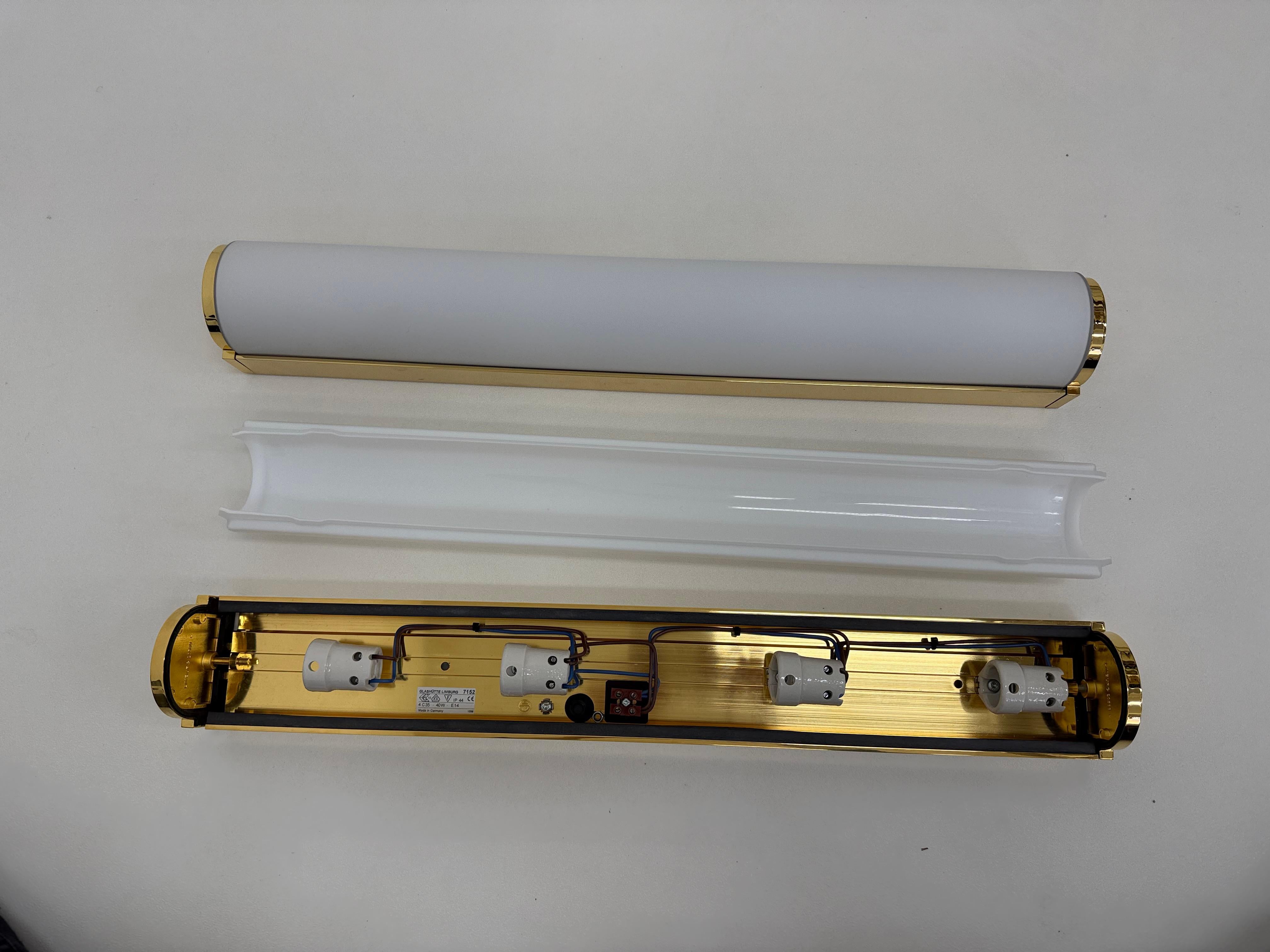 2er Set Limburg Glashütte Wandlampen Wandleuchter , 1970er Jahre Opalglas mit Messing im Angebot 1