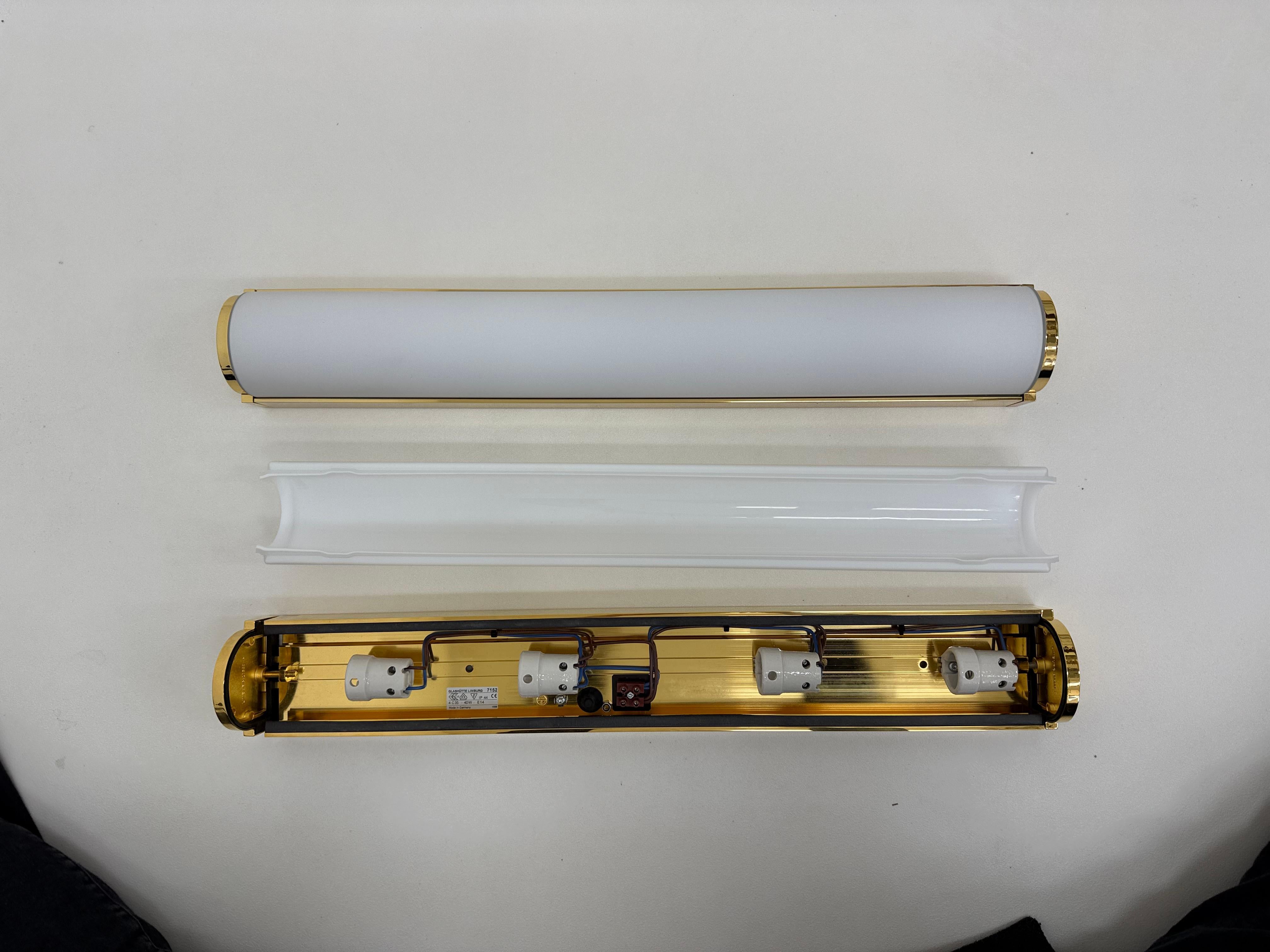 2er Set Limburg Glashütte Wandlampen Wandleuchter , 1970er Jahre Opalglas mit Messing im Angebot 2