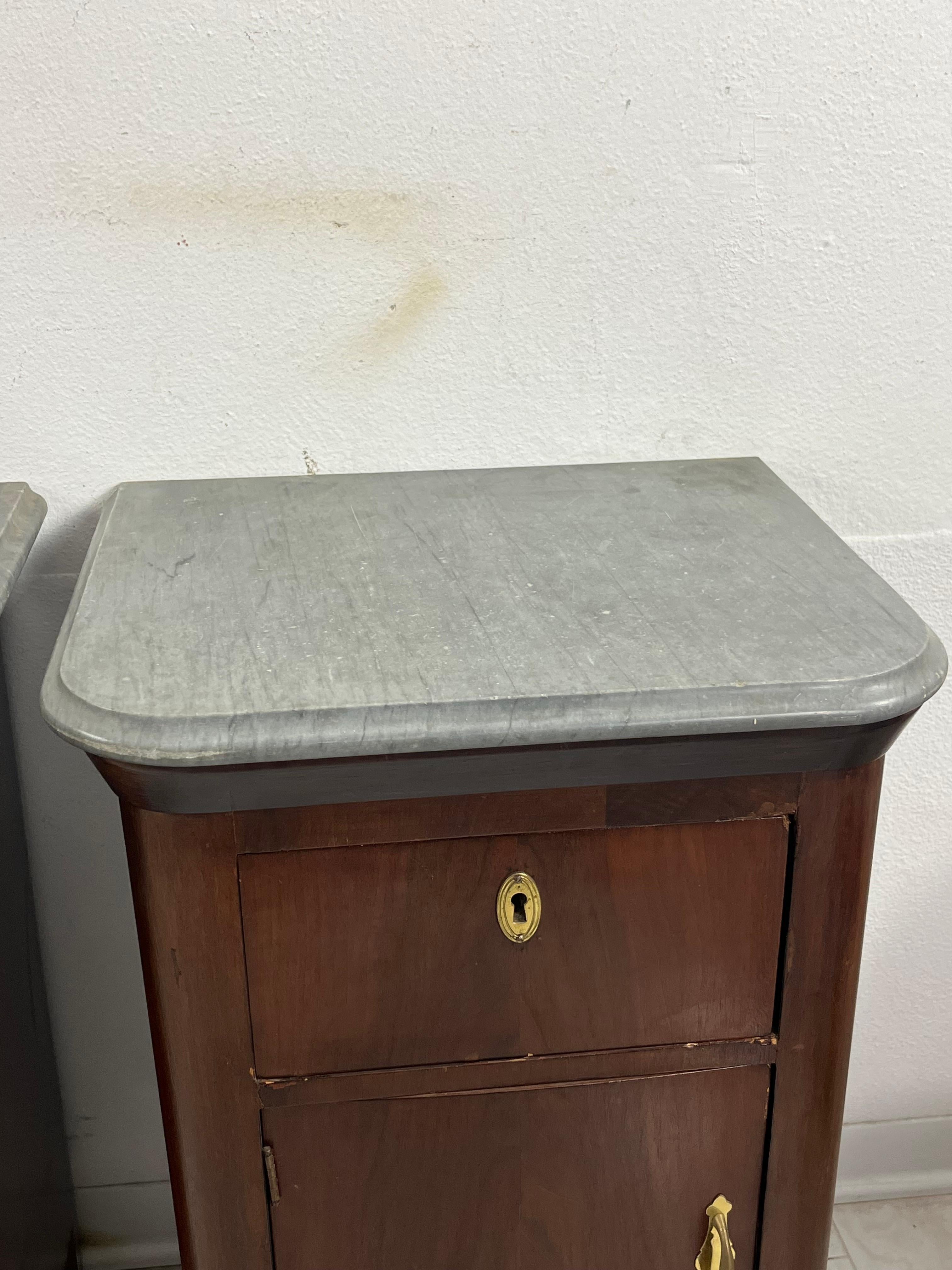 Set of 2 Little Mid-Century Italian Gray Marble Top Nightstands, 1940s For Sale 7