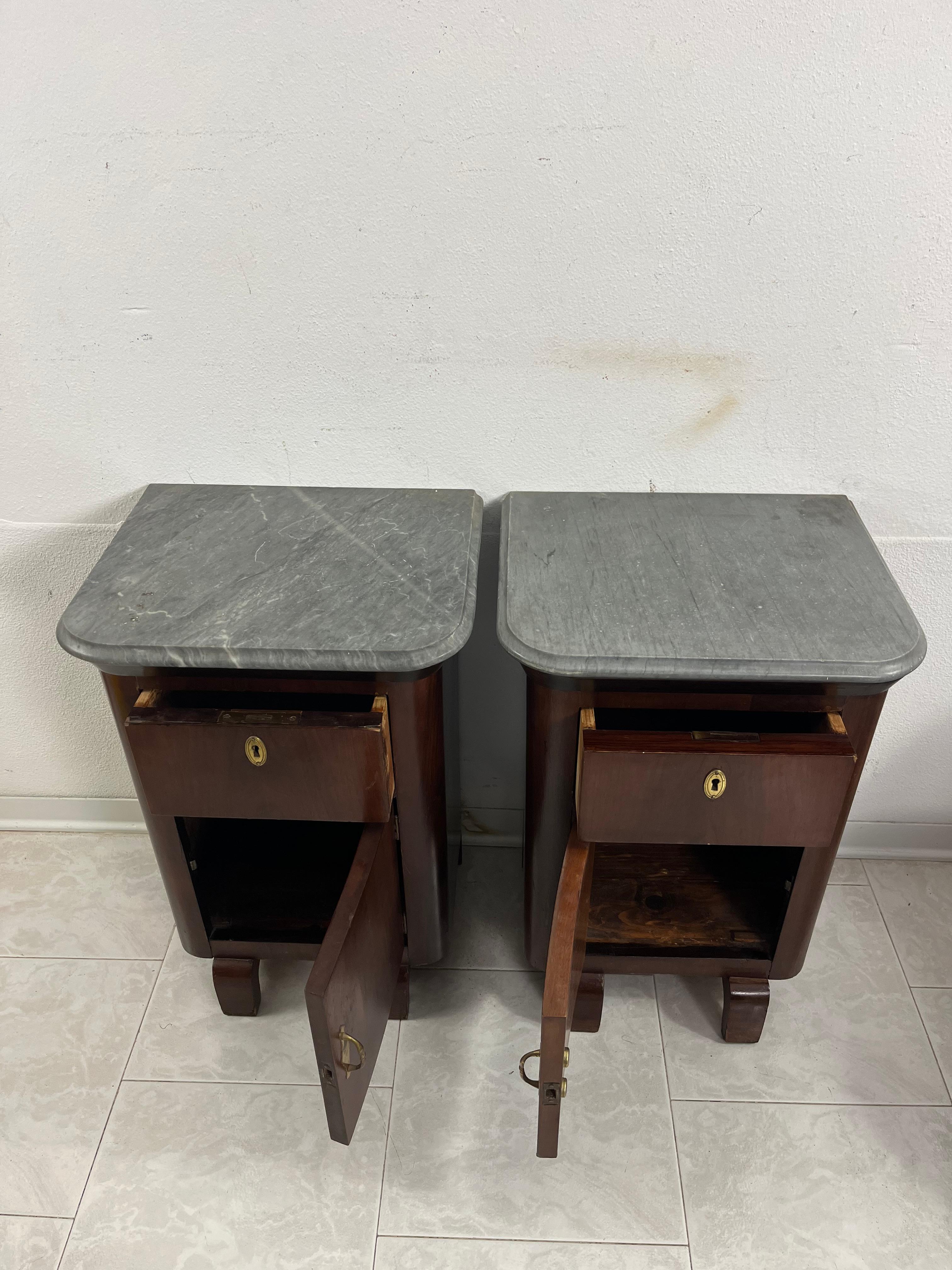 Set of 2 Little Mid-Century Italian Gray Marble Top Nightstands, 1940s In Good Condition For Sale In Palermo, IT