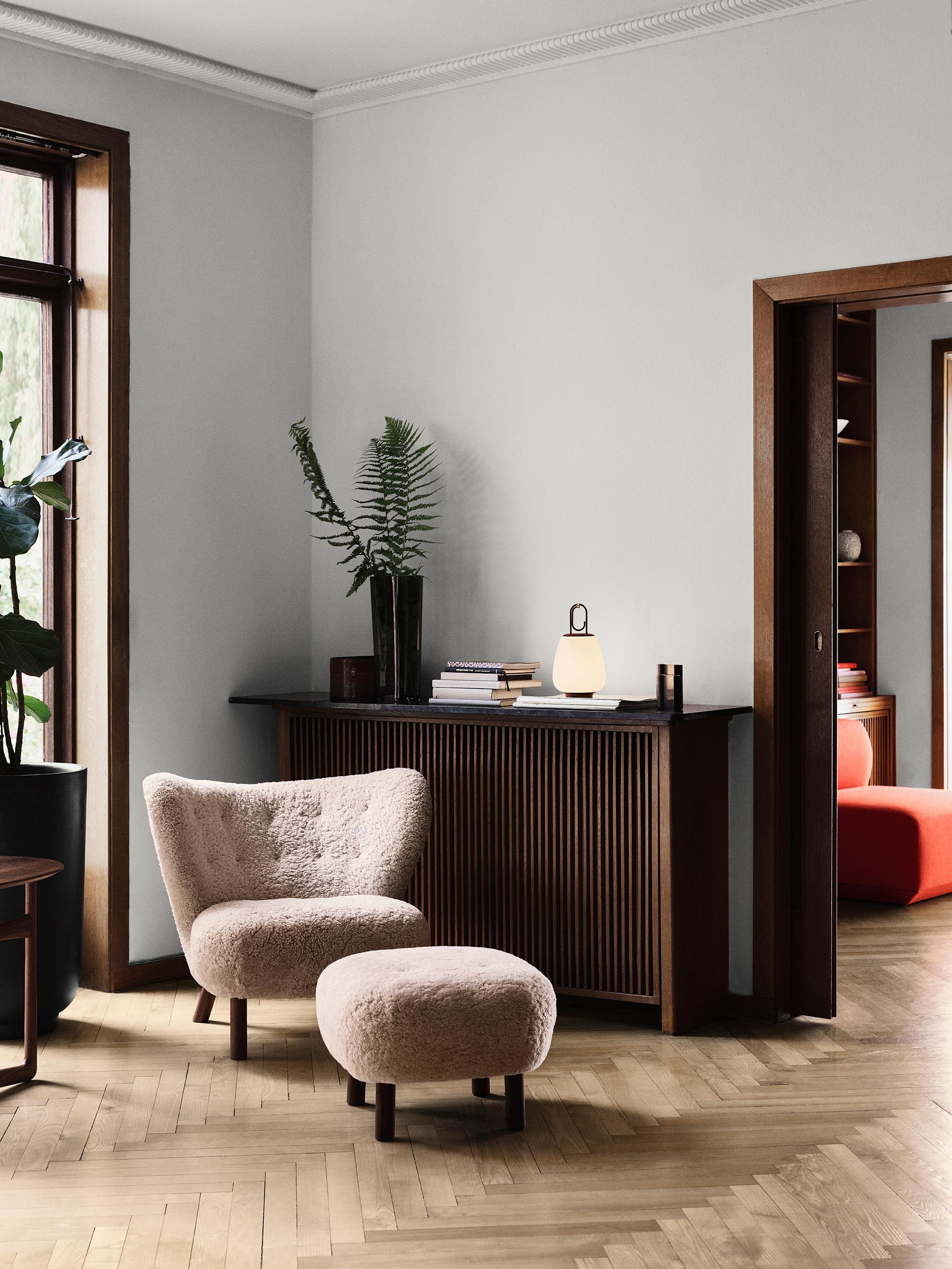 Set of 2 Little Petra & Pouf, Sheepskin M/Walnut by Viggo Boesen for &Tradition en vente 6