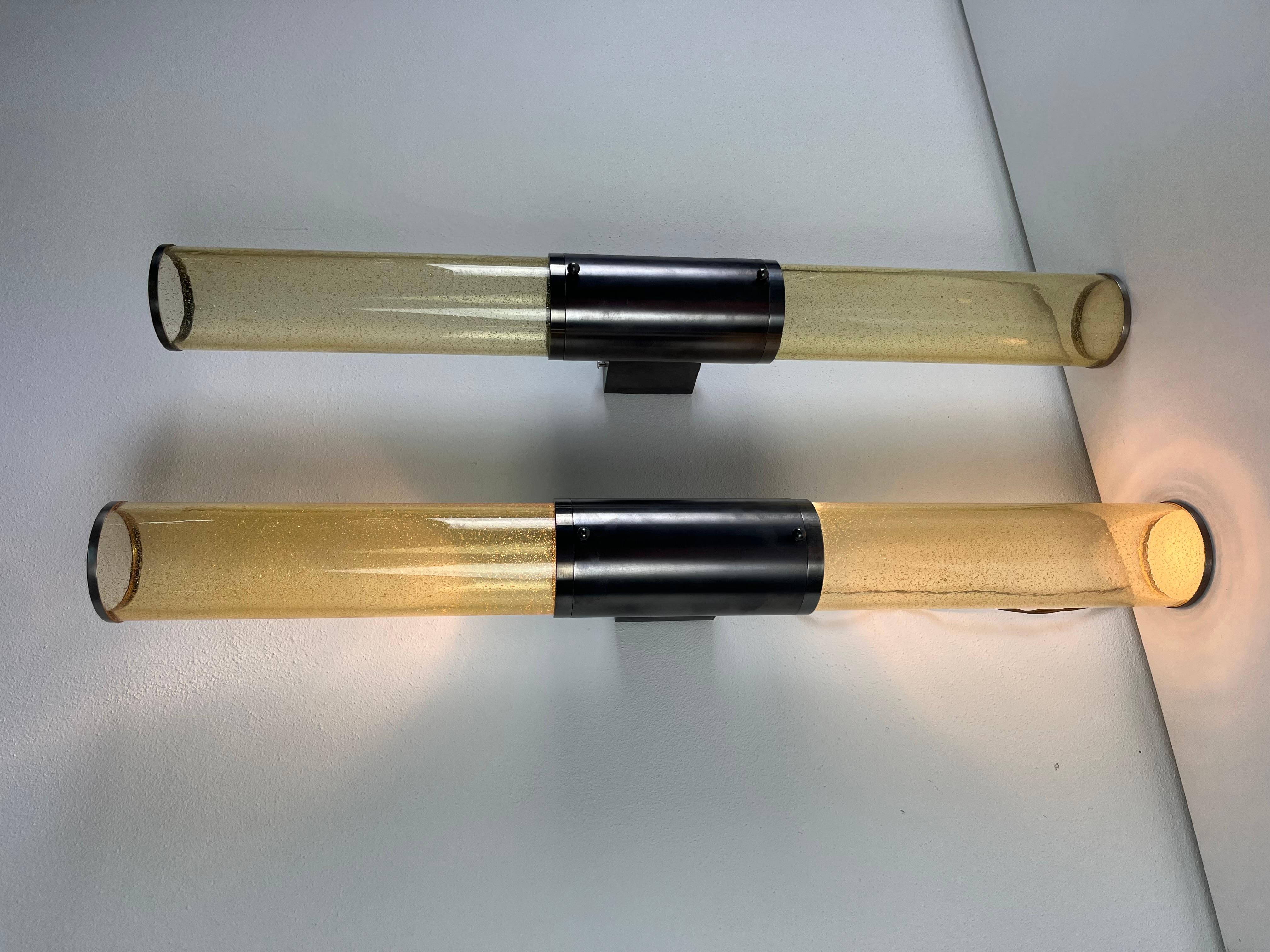 Satz von 4 langen doppelflammigen Wandlampen aus Murano-Glas und Stahl, 1980er Jahre
Höhe 77 cm!
Durchmesser des Glasstabes allein 8 cm.
Die Tiefe bis zur Wand beträgt 15 cm.
Guter Zustand.
Lampen mit GU10-Sockel.

Wir garantieren einen schnellen