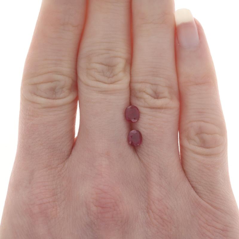 Trattamento: Riscaldamento
Carati totali: 1,47ctw
Taglio: Ovale
Colore: rosso

Misure
Stone 1 (mm): 5.49 x 4.62 x 3.14
Stone 2 (mm): 5.66 x 4.75 x 2.55

Condizione: Nuovo
