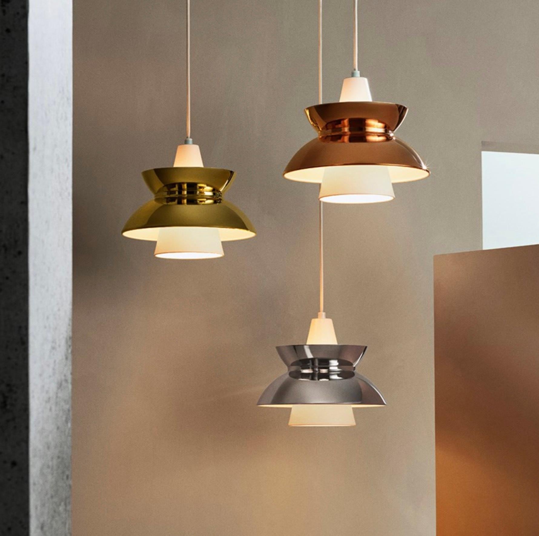 Ciondolo 'Doo-Wop' Louis Poulsen, Danimarca. Progettata negli anni '50, nuova produzione.

Introdotto originariamente negli anni '50. È stato progettato in stretta collaborazione tra il Dipartimento degli Edifici della Marina e Louis Poulsen. Il