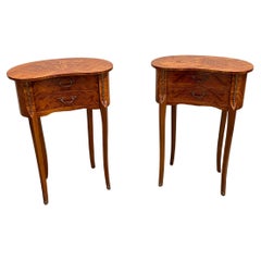 Ensemble de 2 tables de chevet de style Louis XV en forme de haricots, années 1980
