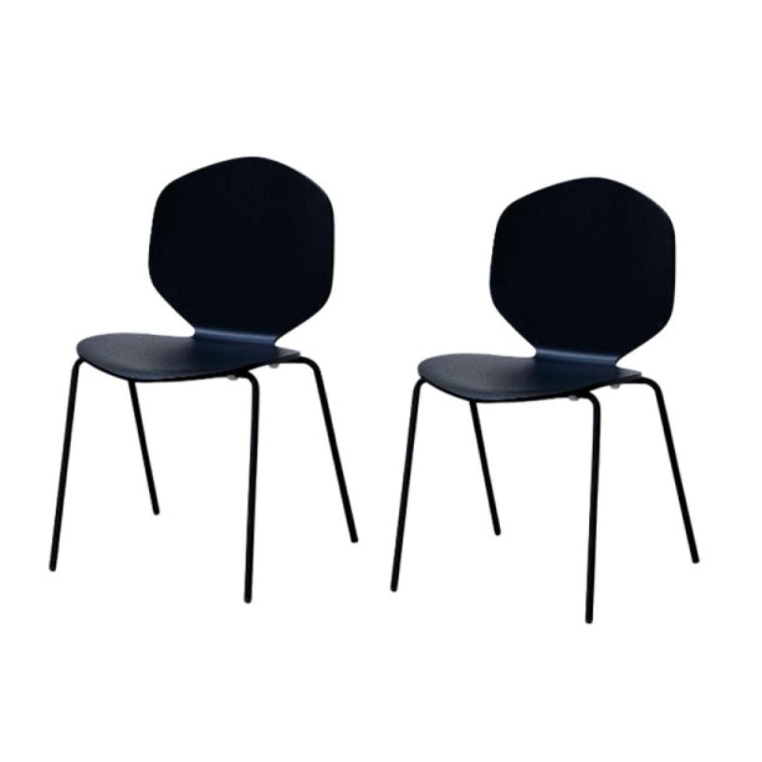 Ensemble de 2 chaises LouLou par Shin Azumi
Nature : base en métal laqué noir ou blanc ou chromé, assise et dossier en placage de chêne naturel ou teinté noir ou blanc. 
Technique : Métal laqué, bois naturel et teinté. 
Dimensions : D 45 x L 47 x H