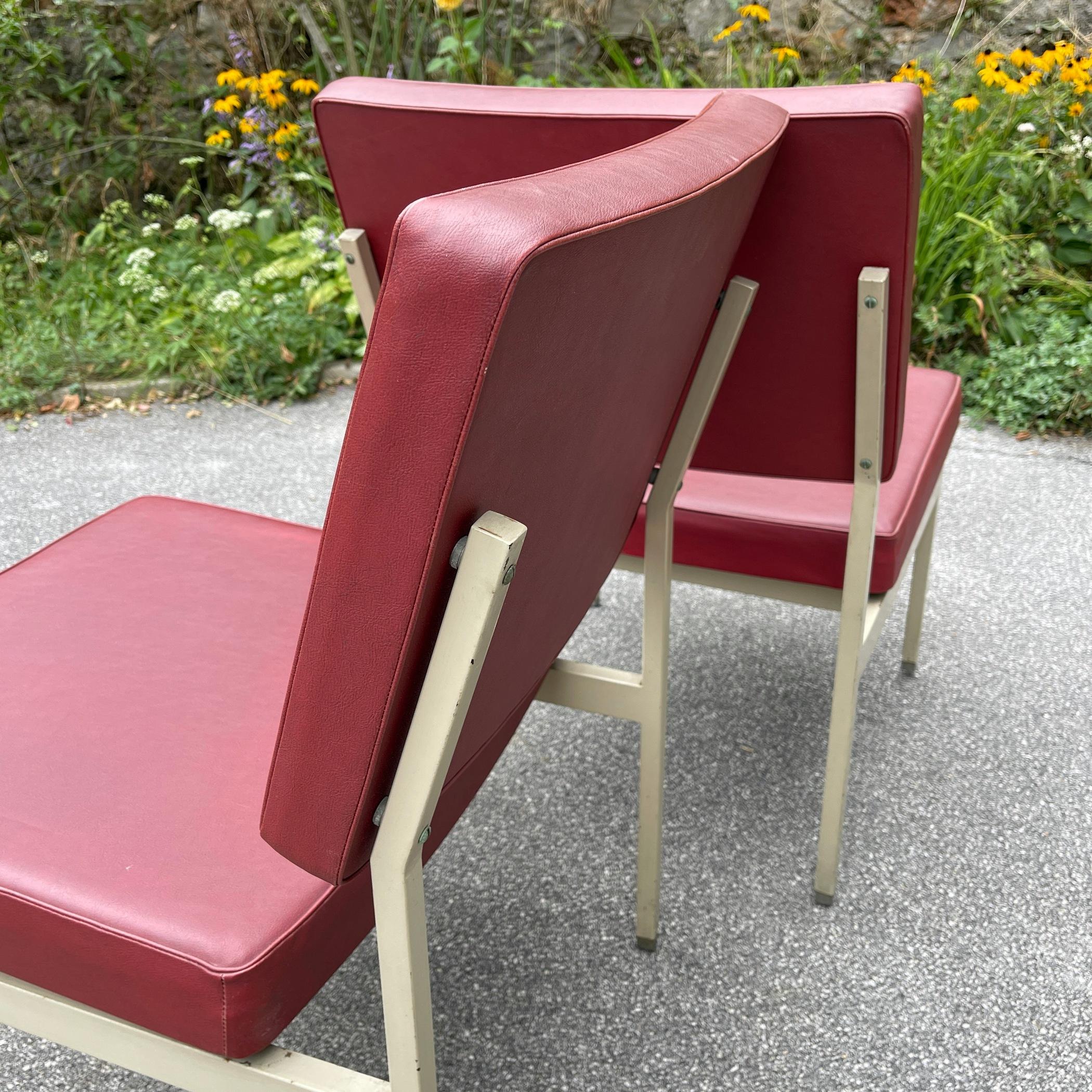 Ensemble de 2 chaises longues et table basses par Anonima Castelli, Italie, années 1950 en vente 4
