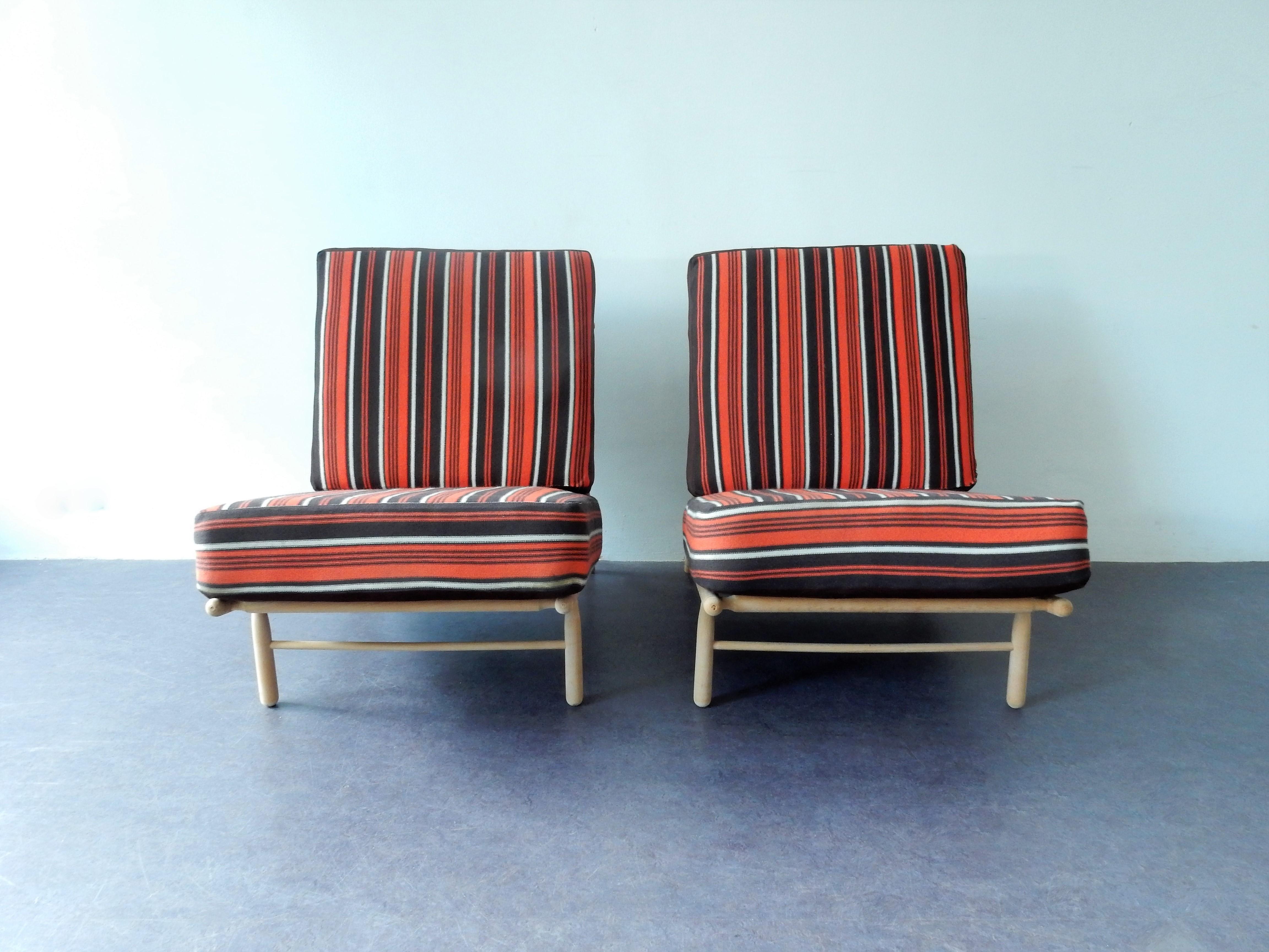 This lounge chair, a variation of model 'DUX 12', was very likely to be designed by Alf Svensson for DUX in Sweden in the 1950s. It has an airy looking wooden frame that is made of untreaded beech wood. The 2 (per chair) spring cushions have some