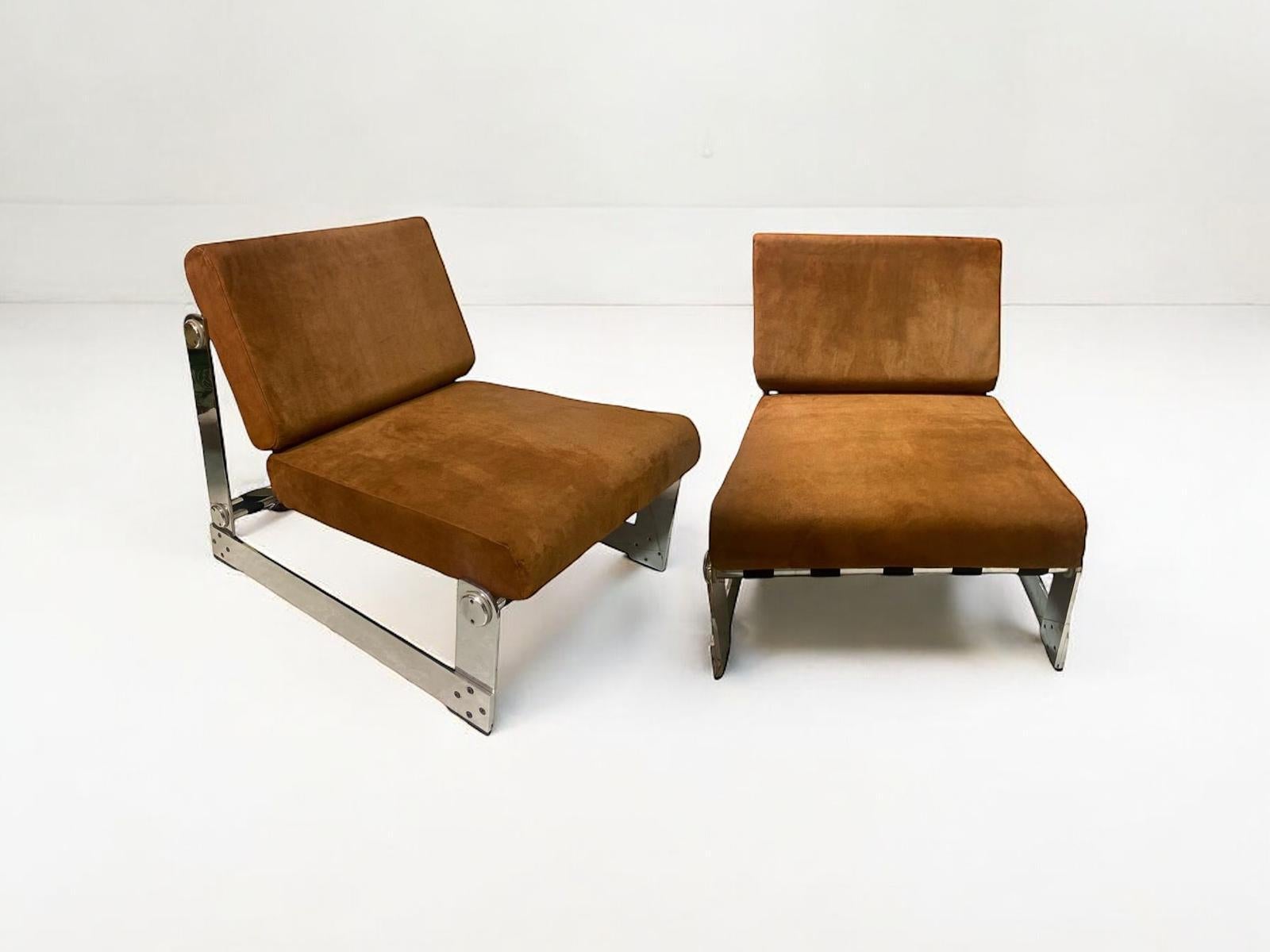 Illustrant le travail méticuleux du designer français Gilles Bouchez, cet ensemble de deux chaises longues de 1972 est une représentation emblématique du design moderne du milieu du siècle dernier. Fabriquées par Airborne, une entreprise française