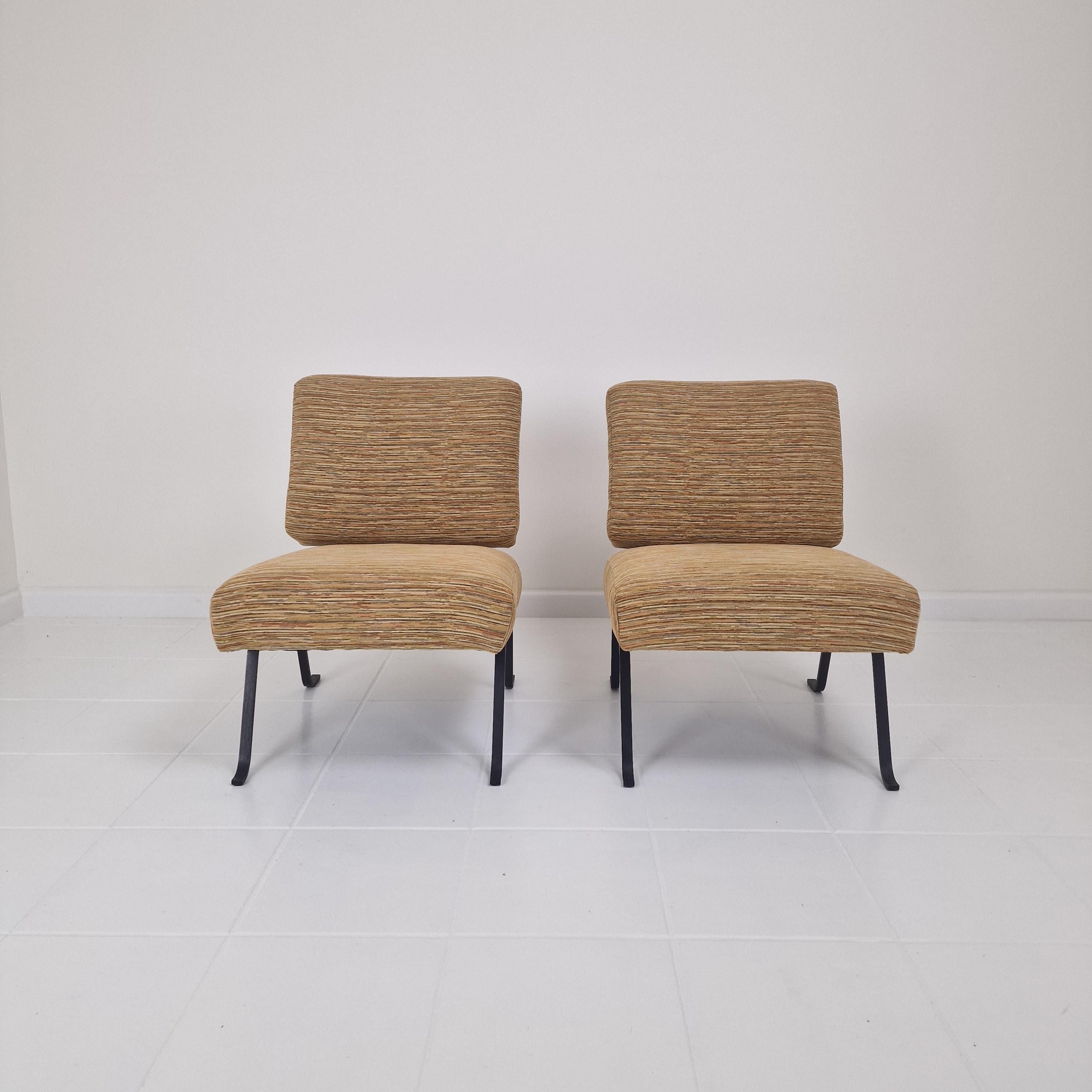 Très bel ensemble de 2 chaises longues conçues par Hein Salomonson pour AP Original (Polak), Pays-Bas 1960. 

Cet ensemble de chaises de salon modèle AP60 a des pieds solides en acier peint en noir.
Ils sont présentés dans un tissu magnifique et de