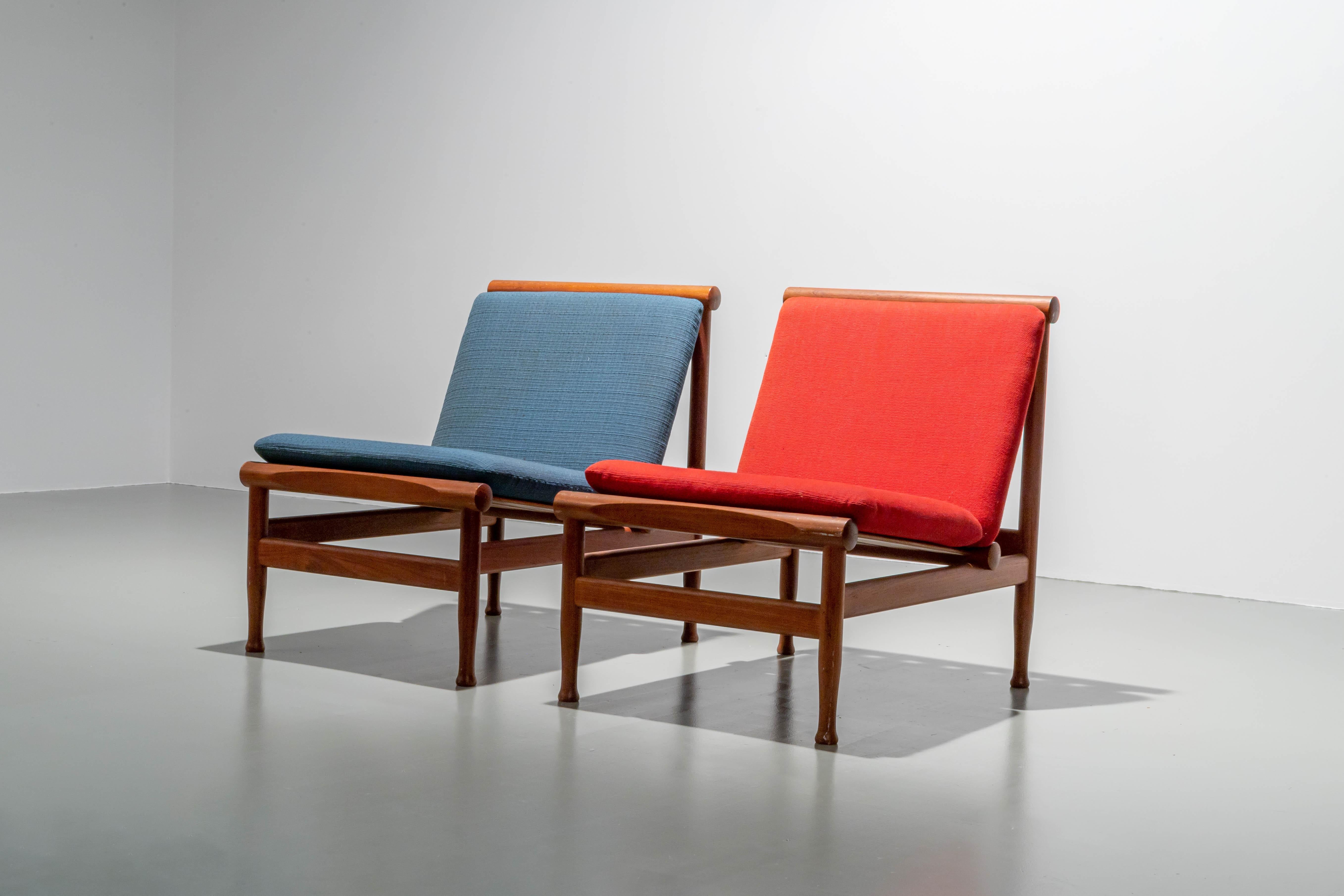 Famous model 501 teak lounge chair, also known as the 'Japan' chair, for Søborg Møbler by Kai Lyngfeld Larsen.
Very comfortable and sturdy set of 2 lounge chairs, that can also be used as modules to create a smaller benche or one larger for example