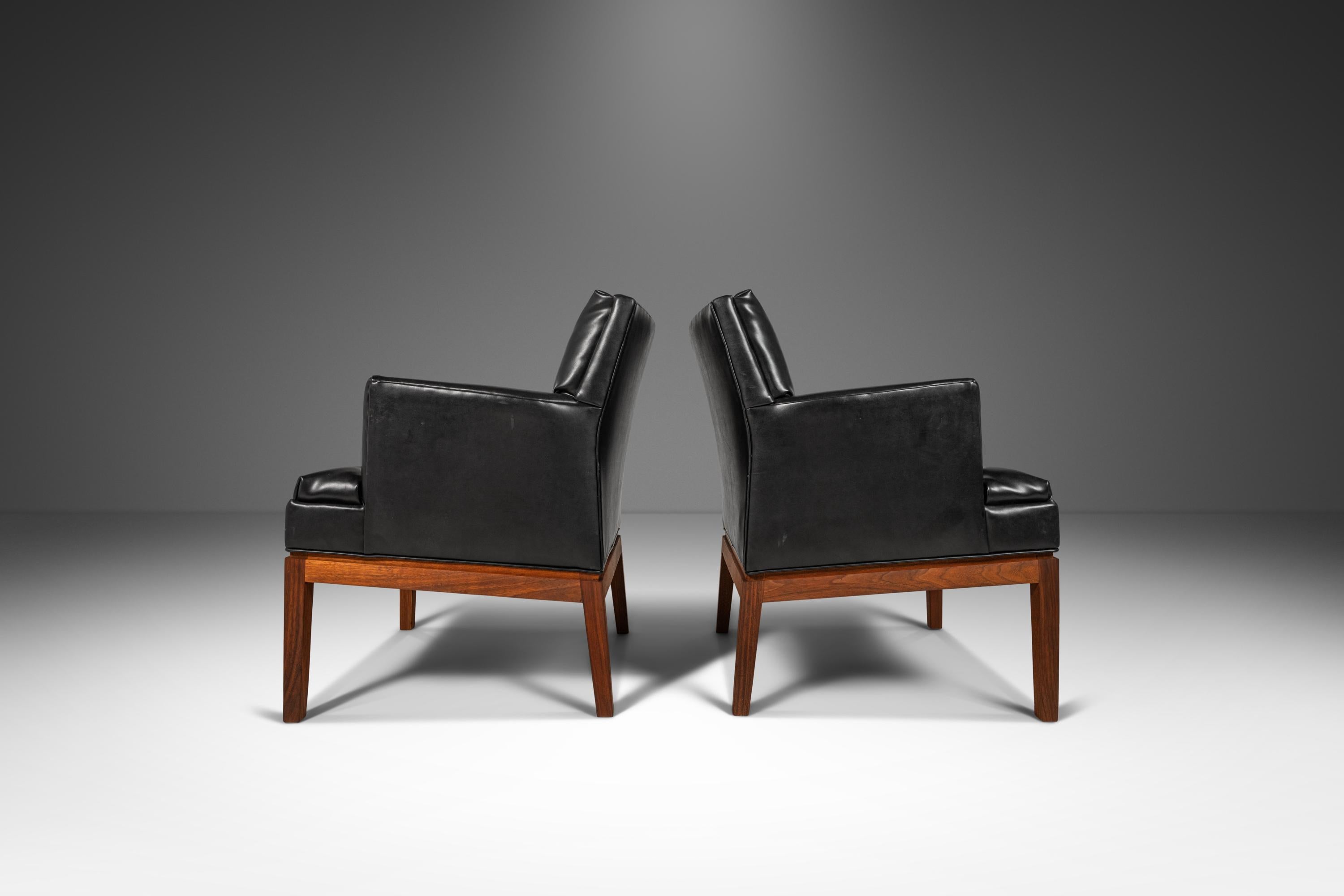 Dieses elegante Sessel-Set von Marble Imperial ist zu gleichen Teilen bequem und stilvoll und befindet sich in 100% originalem Zustand! Die mit dickem Kunstleder gepolsterten Stühle mit ultrabequemen Rücken- und Armlehnen stehen auf massiven