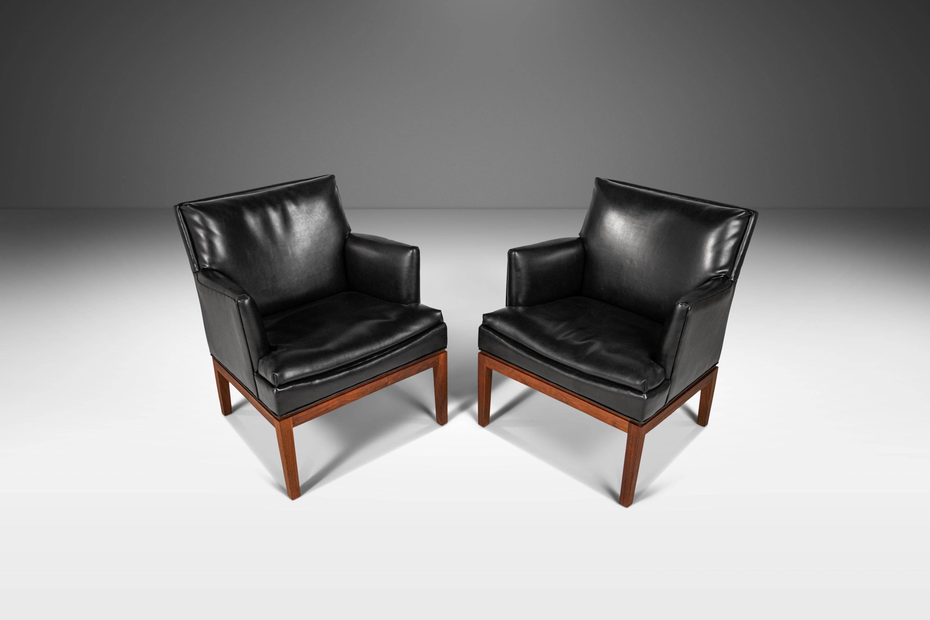 Mid-Century Modern Set of 2 Lounge Chairs by Marble Imperial in Leatherette & Walnut, USA, c. 1960s For Sale