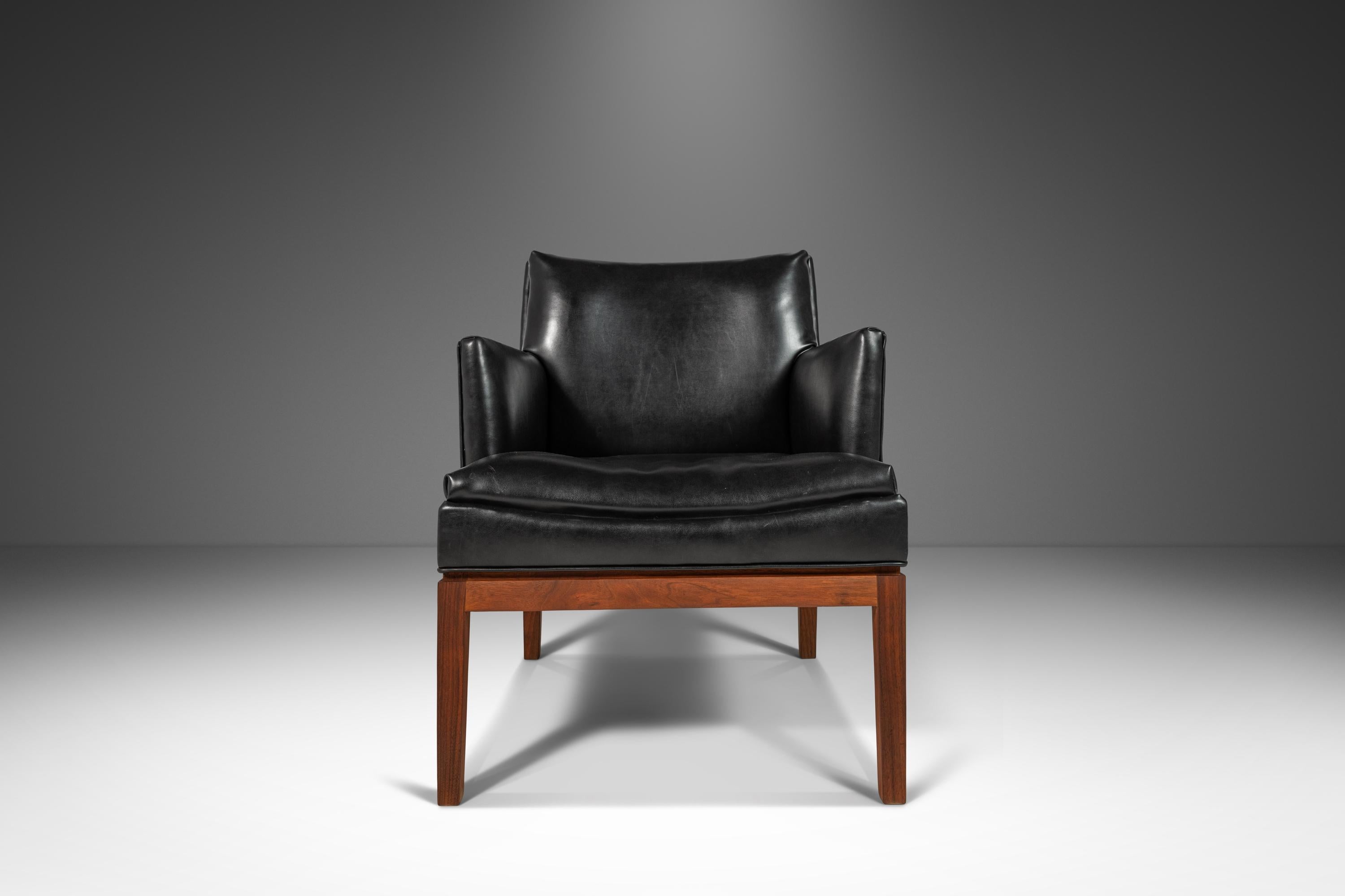 Mid-20th Century Set of 2 Lounge Chairs by Marble Imperial in Leatherette & Walnut, USA, c. 1960s For Sale