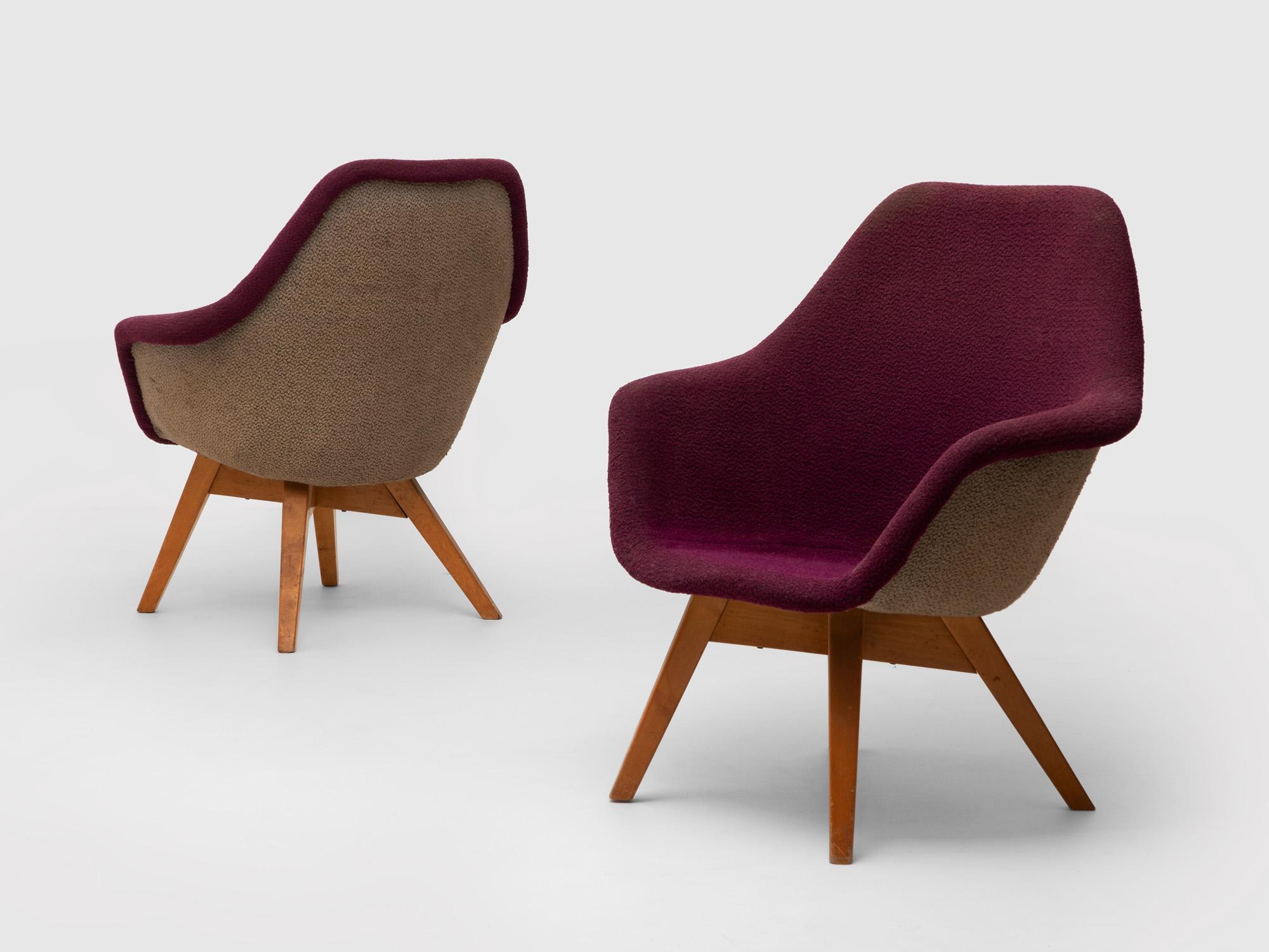Set of 2 lounge chairs by Miroslav Navratil, fiberglass shell upholstered in violet and grey fabric, oak base, 1960s. Original condition, upholstery needs updating.