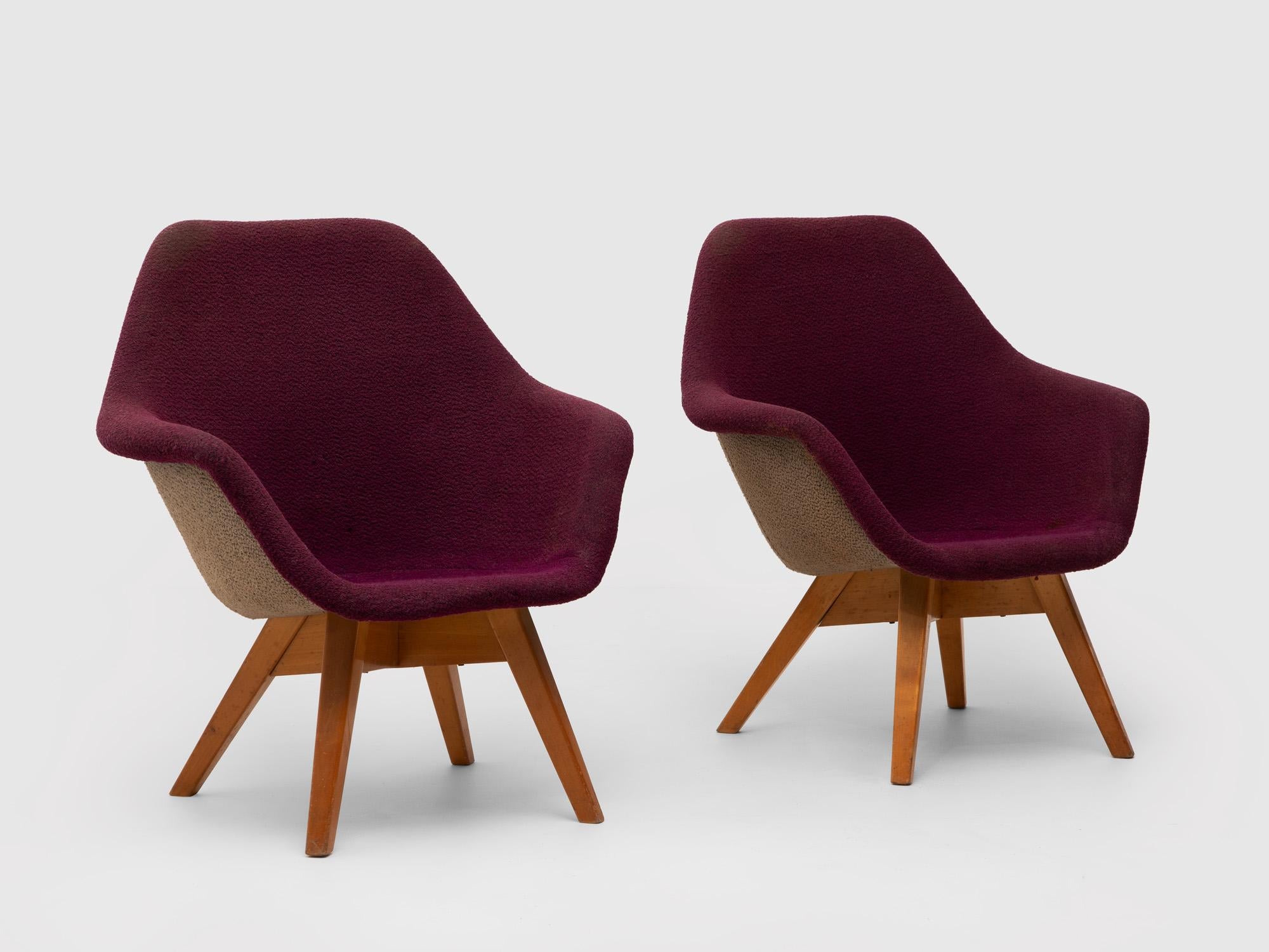 Mid-Century Modern Set of 2 Lounge Chairs by Miroslav Navratil in Fabric and Oak, 1960s For Sale
