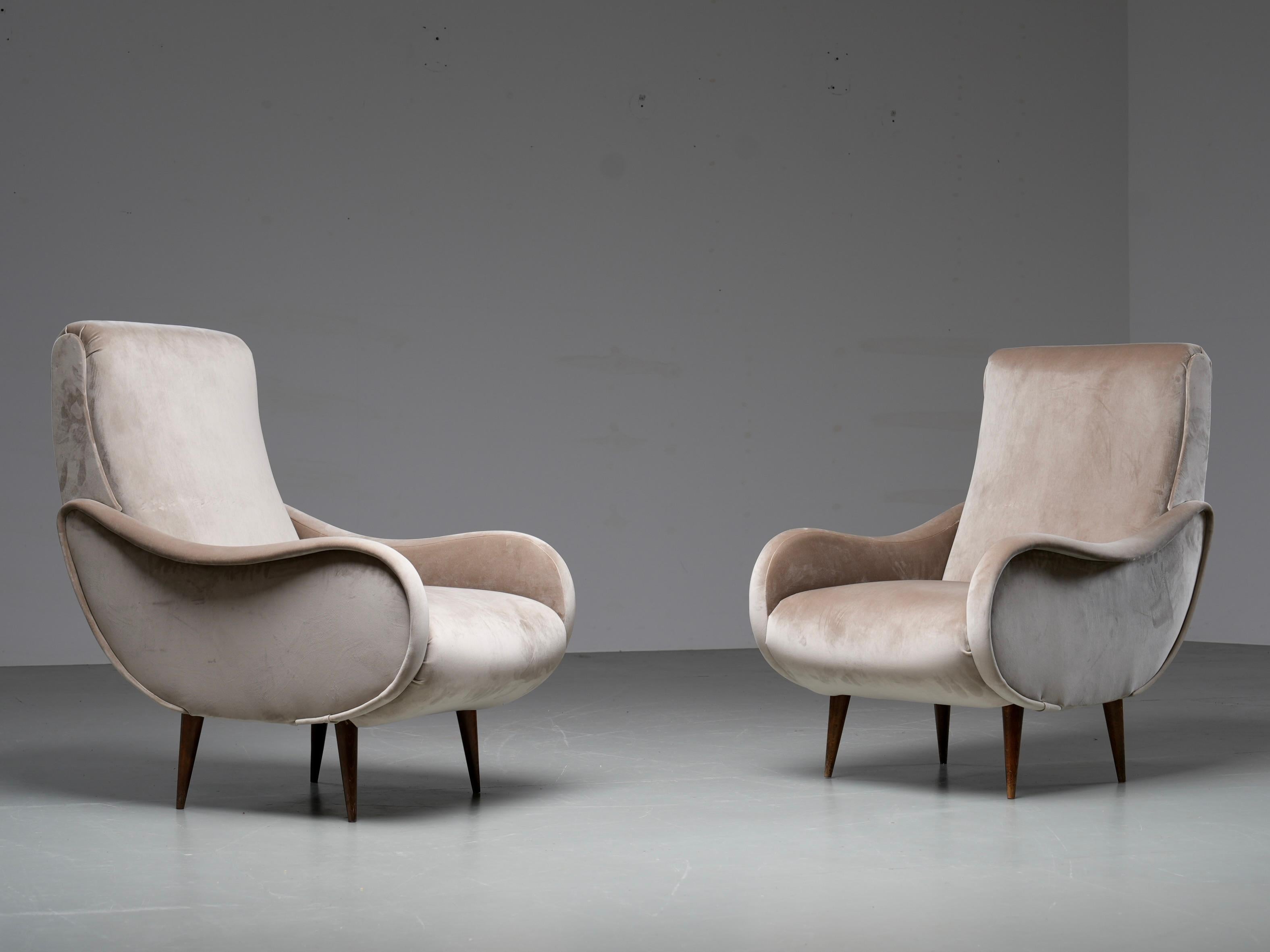 Set of 2 Lounge Chairs in light brown Velvet and Wood, Italy, 1950's In Good Condition For Sale In Uithoorn, NL