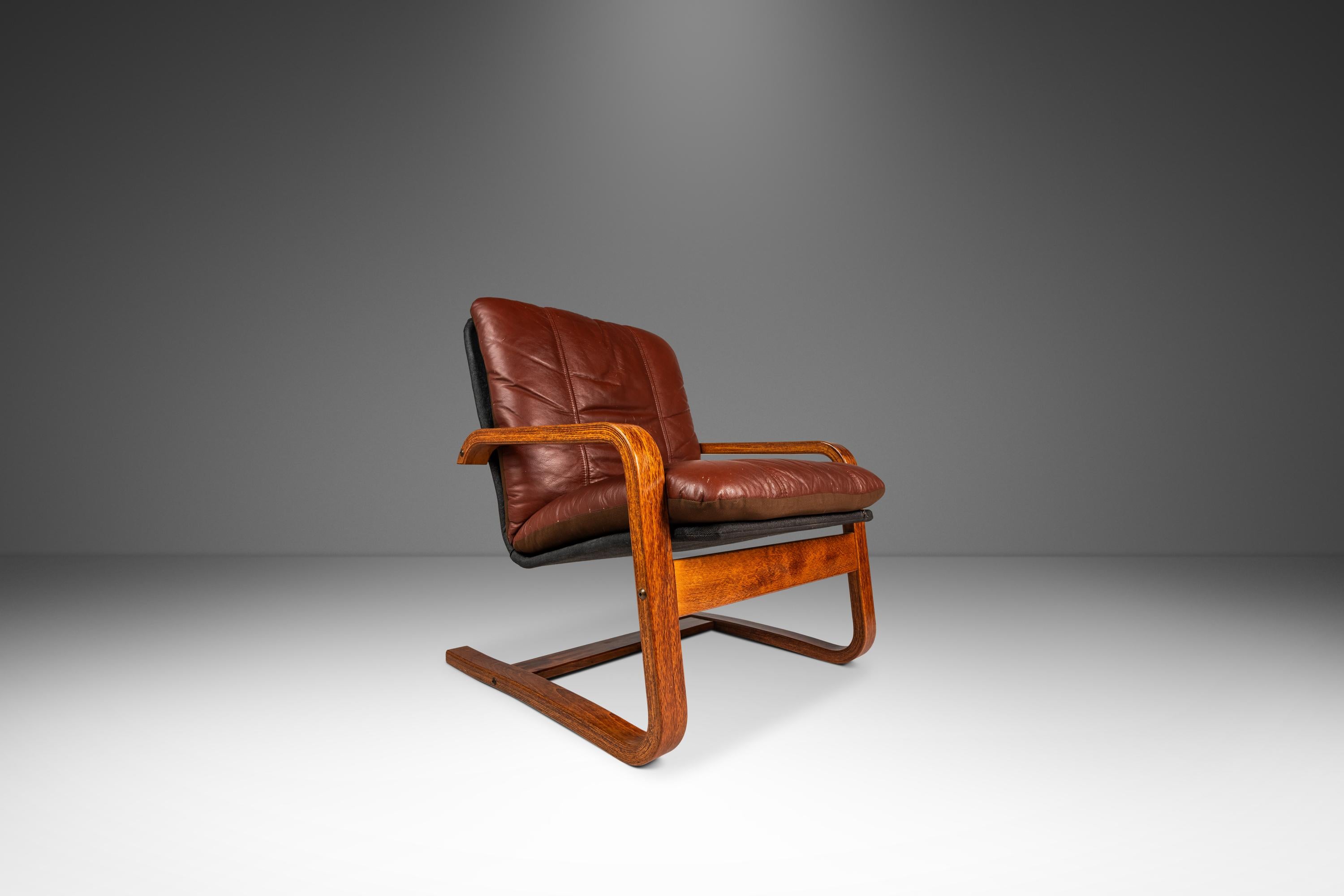 Scandinavo moderno Set of 2  Lounge Chairs in the Manner of Ingmar Relling, Scandinavia, c. 1980s in vendita