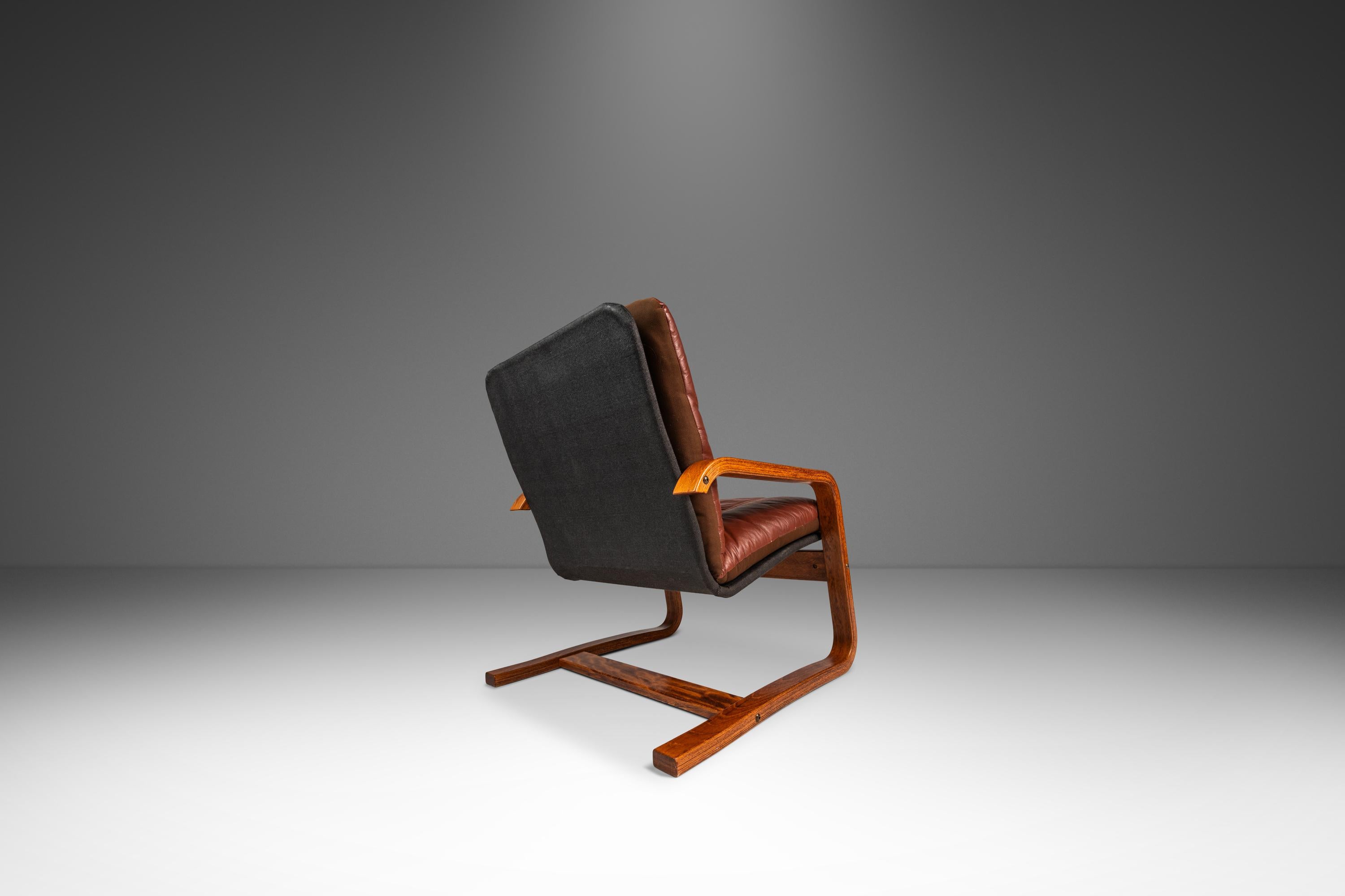 Scandinavo Set of 2  Lounge Chairs in the Manner of Ingmar Relling, Scandinavia, c. 1980s in vendita