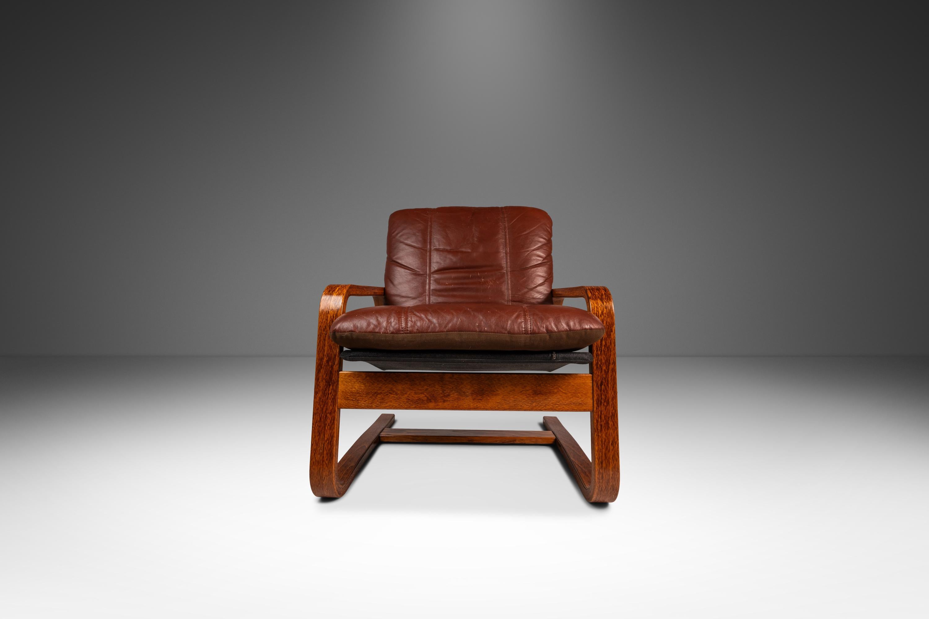 Fine XX secolo Set of 2  Lounge Chairs in the Manner of Ingmar Relling, Scandinavia, c. 1980s in vendita