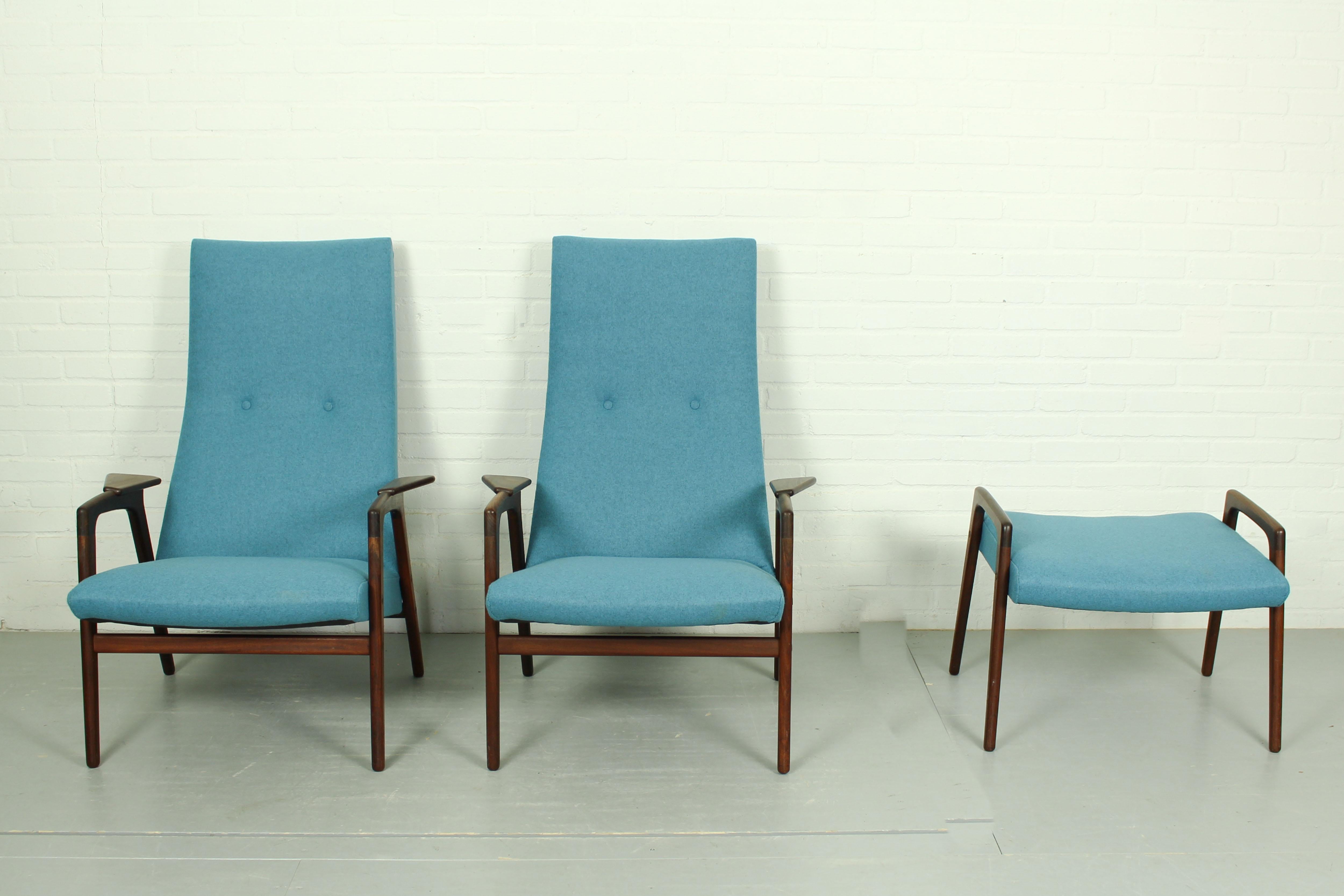 This set of 2 danish lounge chairs with matching ottoman was designed by Swedish designer Yngve Ekström and manufactured by Pastoe in the 1960s. The items have been reupholstered in a beautiful blue melange woolfelt and the frame has been expertly