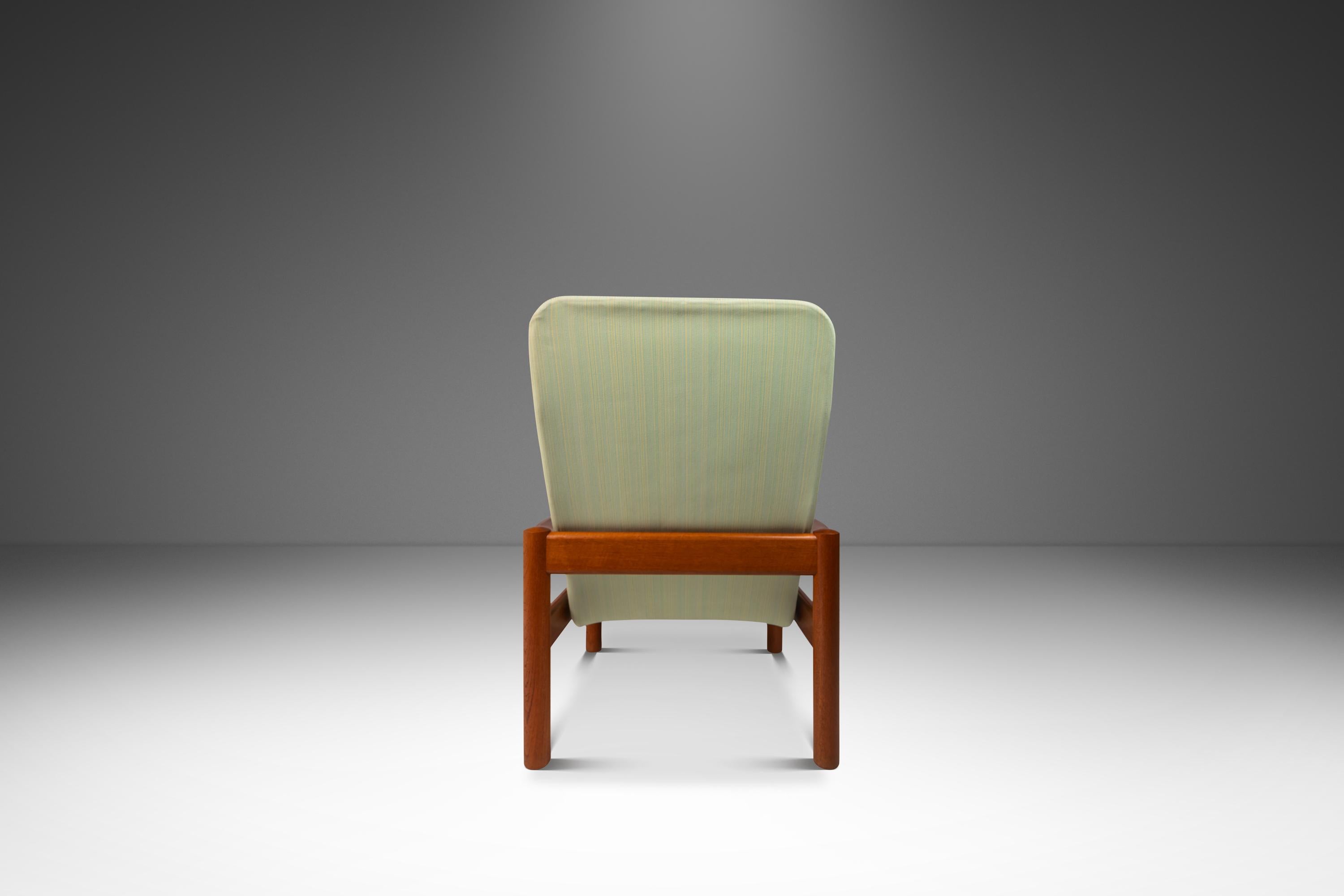 Teck Ensemble de 2 chaises longues et ottomans, table d'appoint, Domino Møbler, Danemark, c. 1970's en vente
