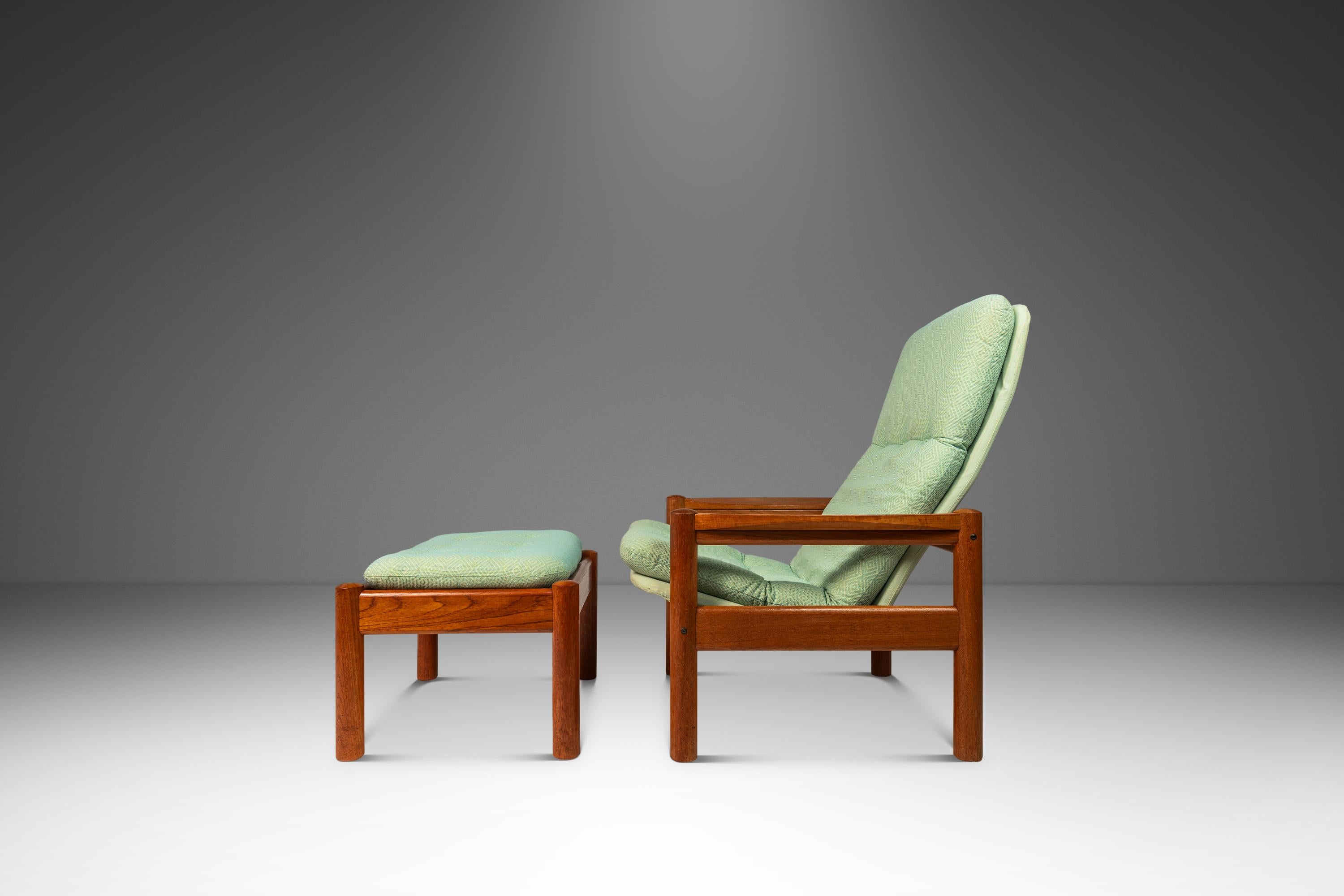 Voici un ensemble complet de deux chaises longues à haut dossier fabriquées au Danemark, avec les tabourets de pied qui les accompagnent. Fabriqué au milieu des années 1970 par le célèbre Domino Møbler, ce vaste ensemble est fabriqué à partir de