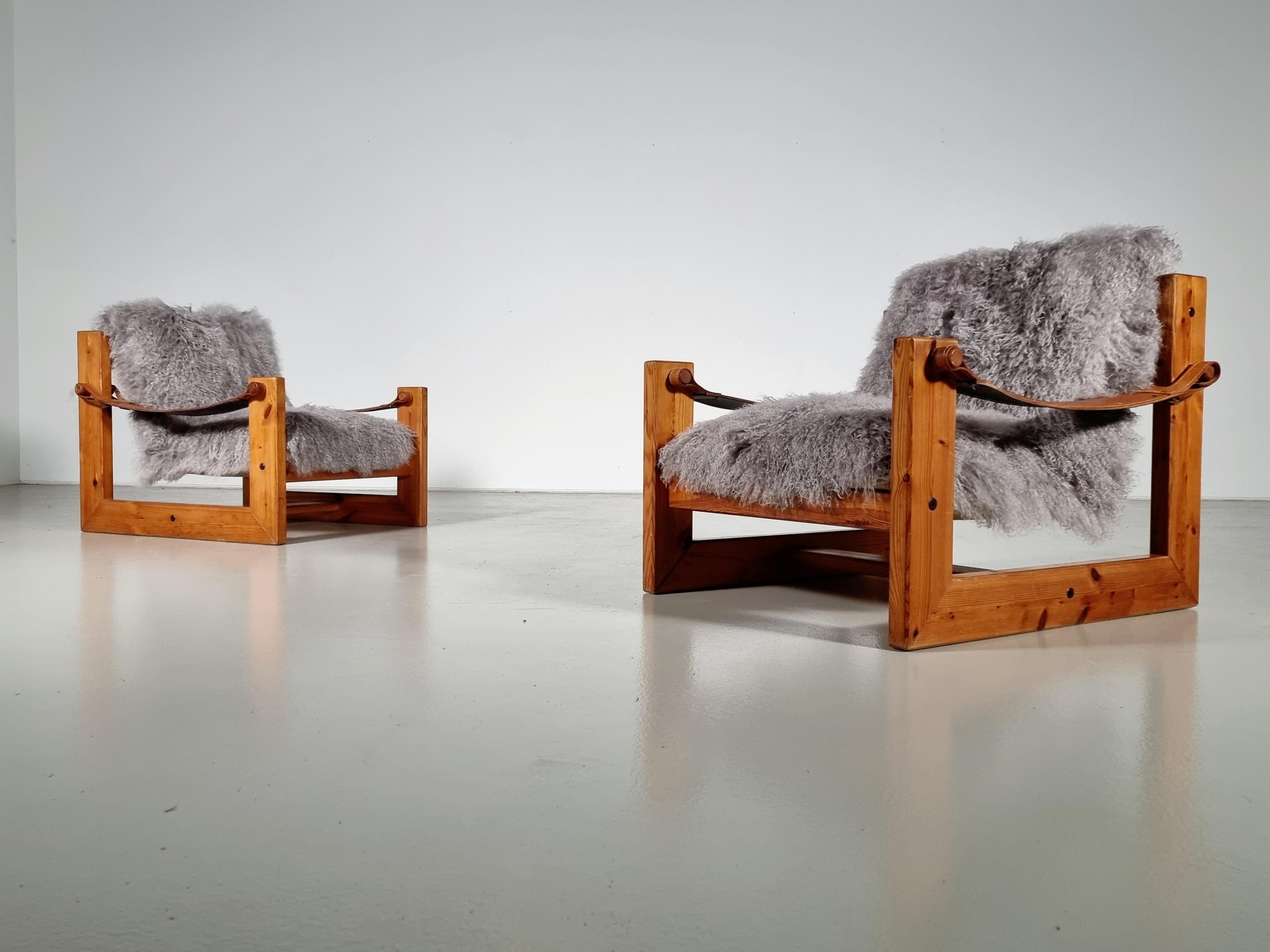 Ensemble de 2 grandes chaises de salon en pin massif, Pays-Bas, vers les années 1970. 

Nous avons ajouté de nouveaux coussins en shearling d'agneau de Mongolie à poils longs qui cachent les sièges en toile. Les cadres en bois de pin sont dans leur