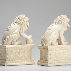 Set di 2 deliziose sculture Dehua Blanc de Chine Foo Lions, 20° secolo